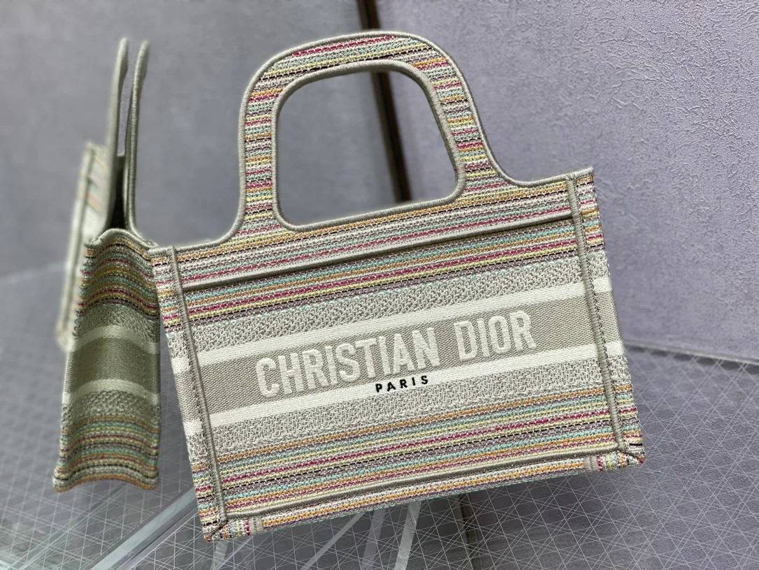 Сумка-тоут Dior Book Mini 23 см с золотой полосой