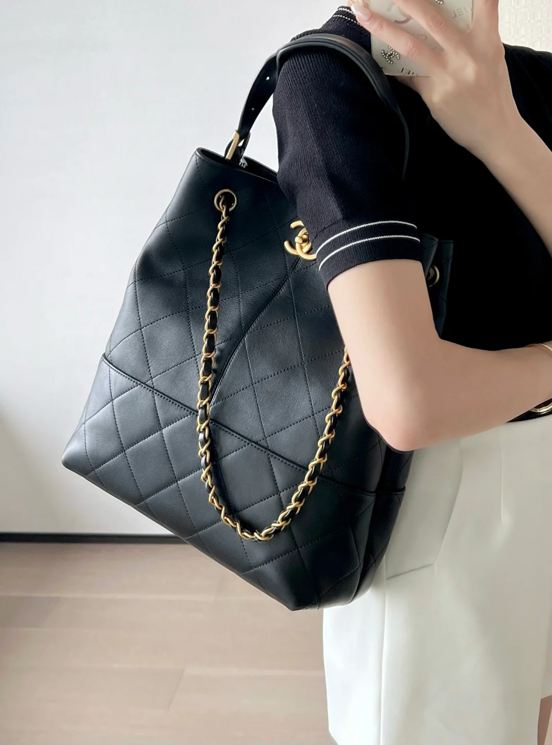 Chanel - ??? - Прямая сумка-шоппер - Телячья кожа - ??? - Черная с золотой фурнитурой