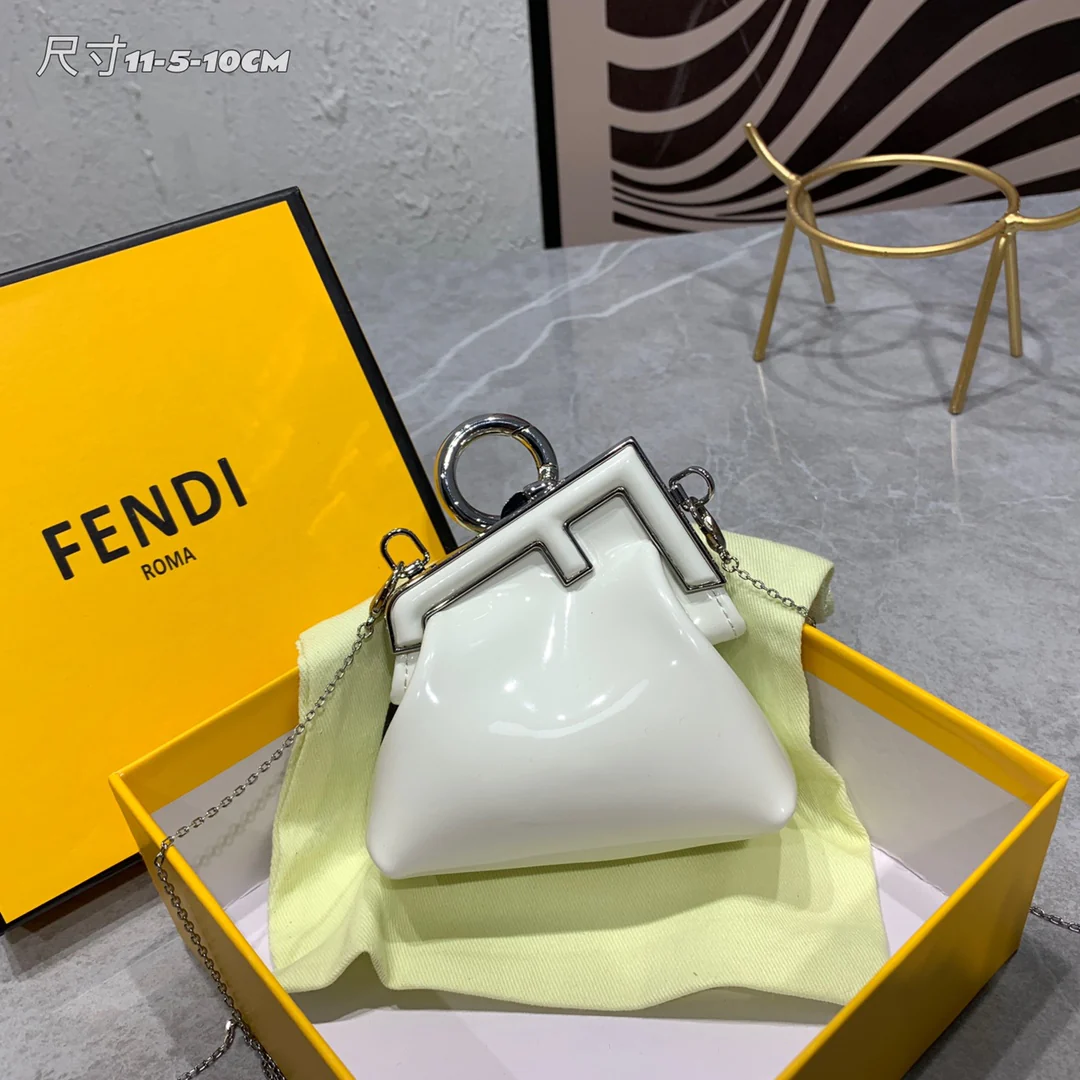 Мини-сумочка Fendi First из лакированной кожи (белая)