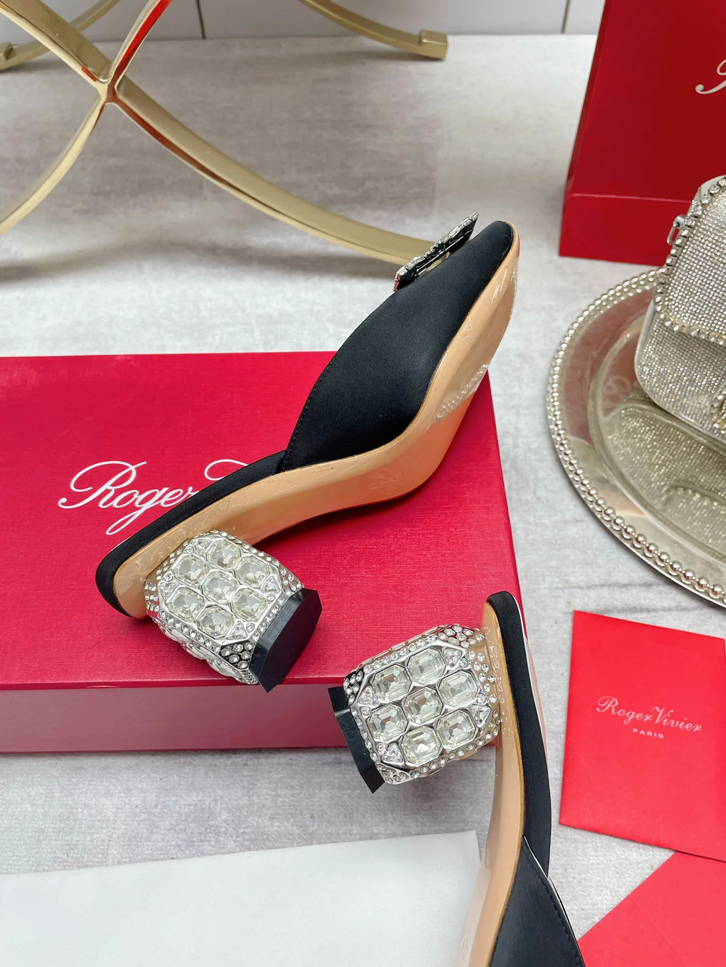 Обувь RV - Новинка сезона осень/зима 2022 - Мюли на низком каблуке с закрытым носком - Черные