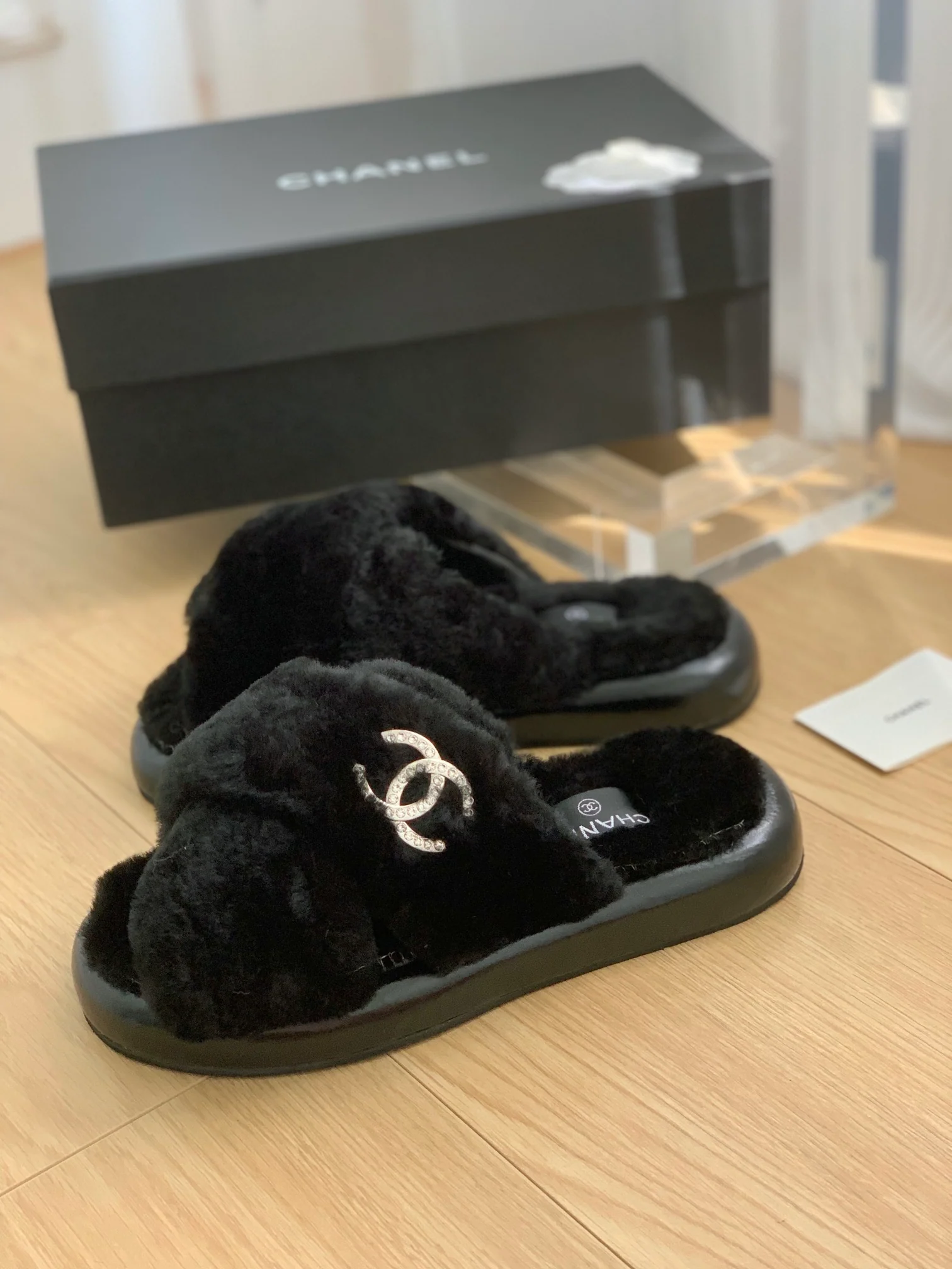 Новинка сезона осень/зима 2023 от Chanel - Классические меховые тапочки с двойной буквой С - Черные