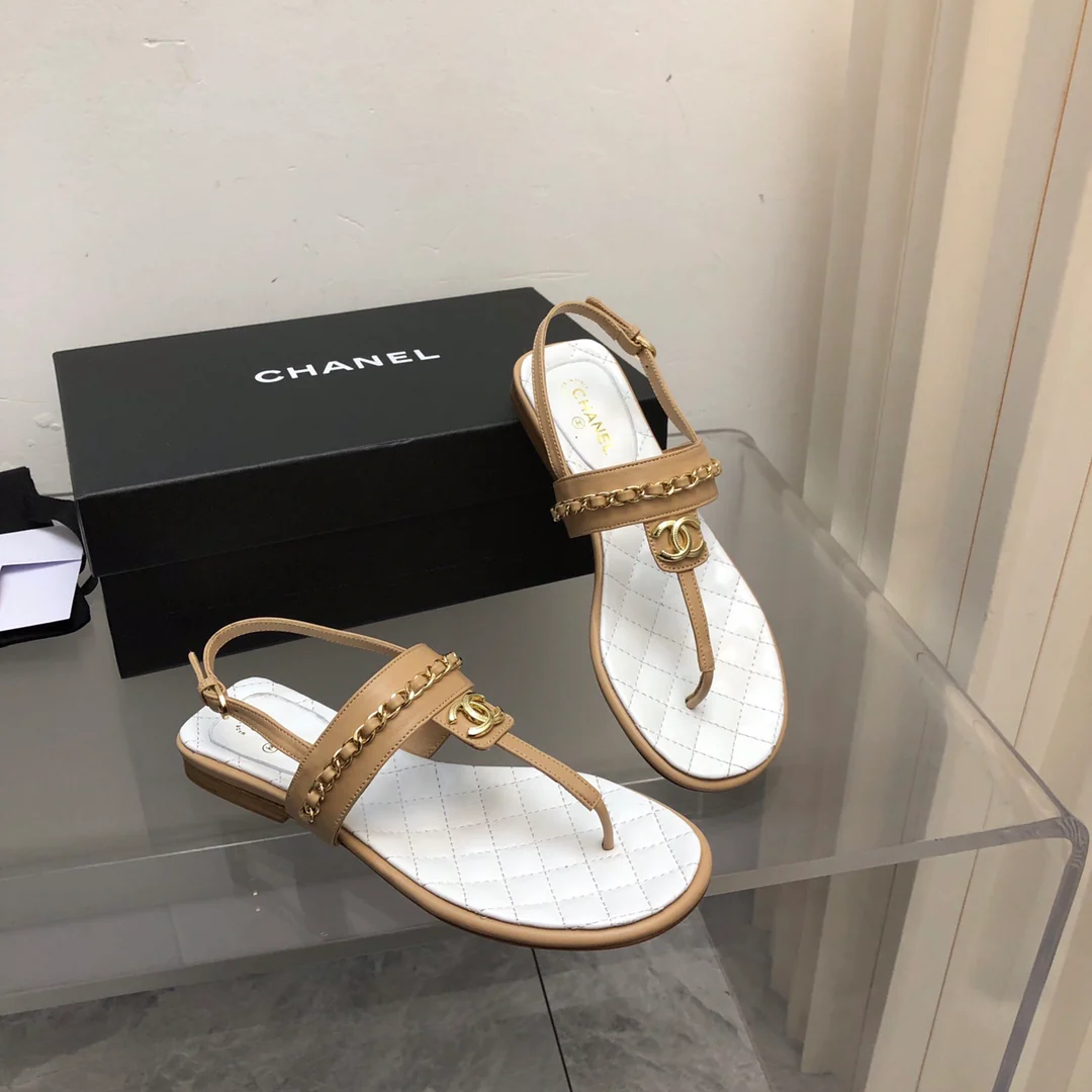 Новинка сезона весна/лето 2023 от Chanel - Классические сандалии с цепочкой и Т-образным ремешком - Белый/Абрикосовый