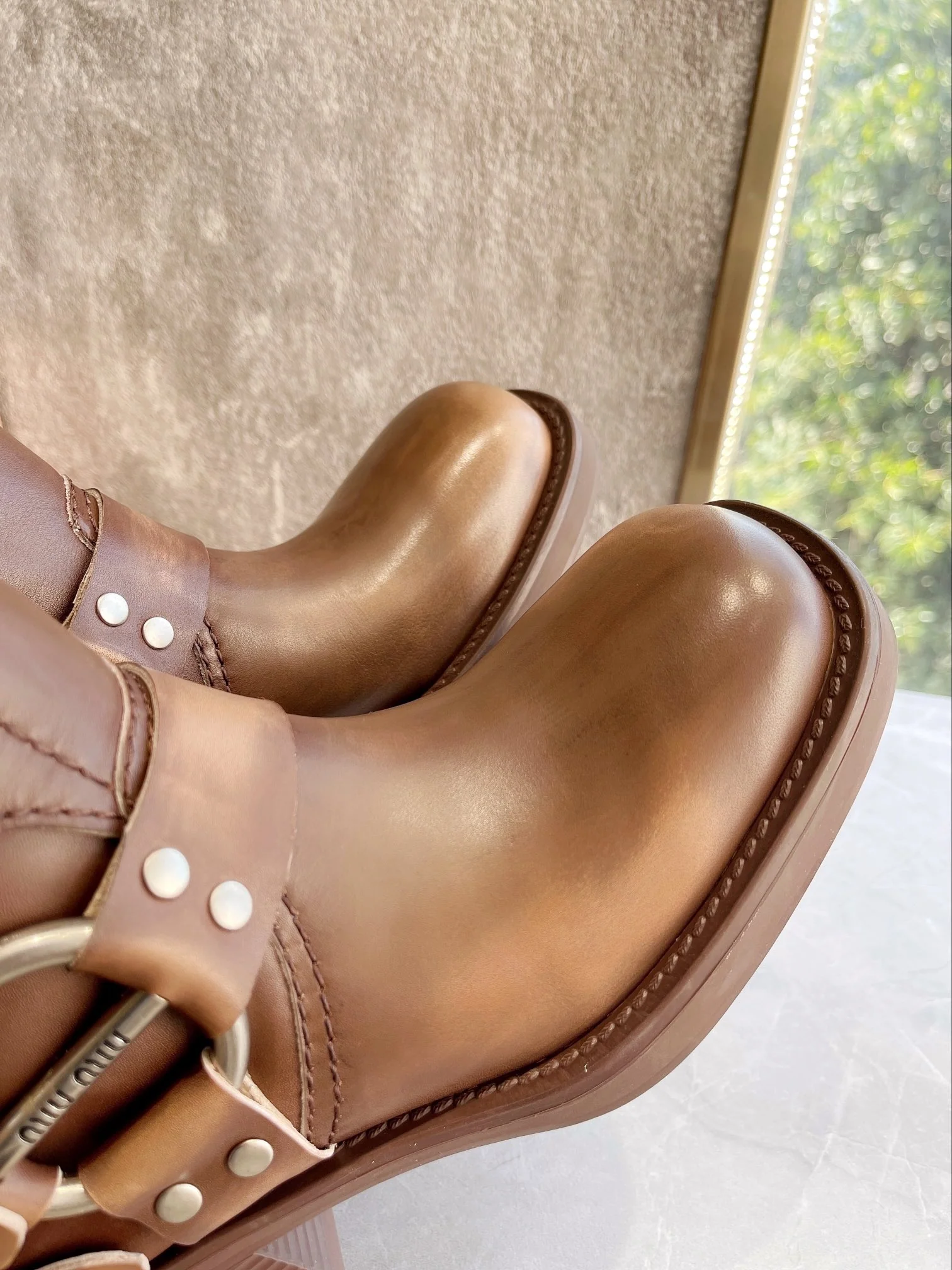 Новинка осенне-зимней коллекции Miu Miu 2022 — сапоги в стиле вестерн — коричневые.