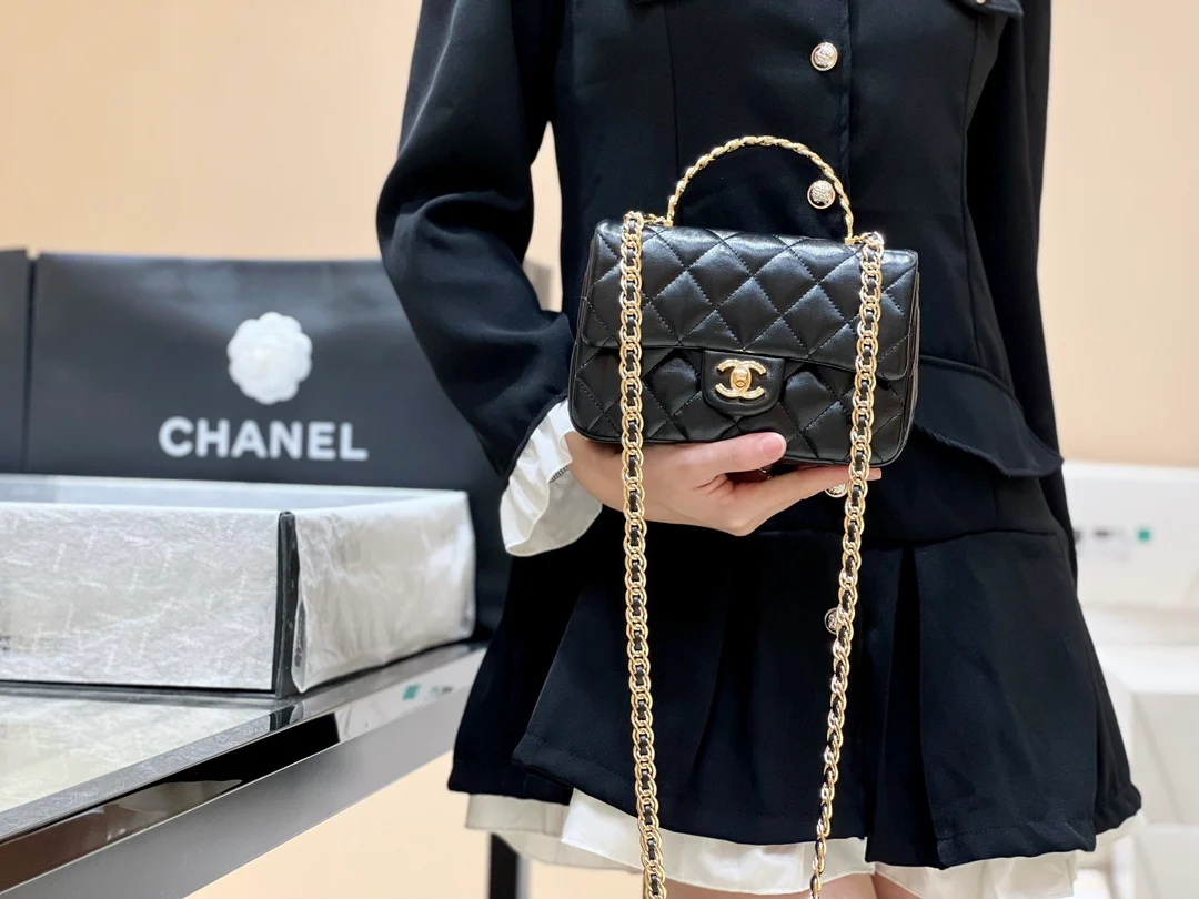 Новинка сезона весна/лето 2023 от Chanel - сумка из овечьей кожи CF - черная - 1 шт.