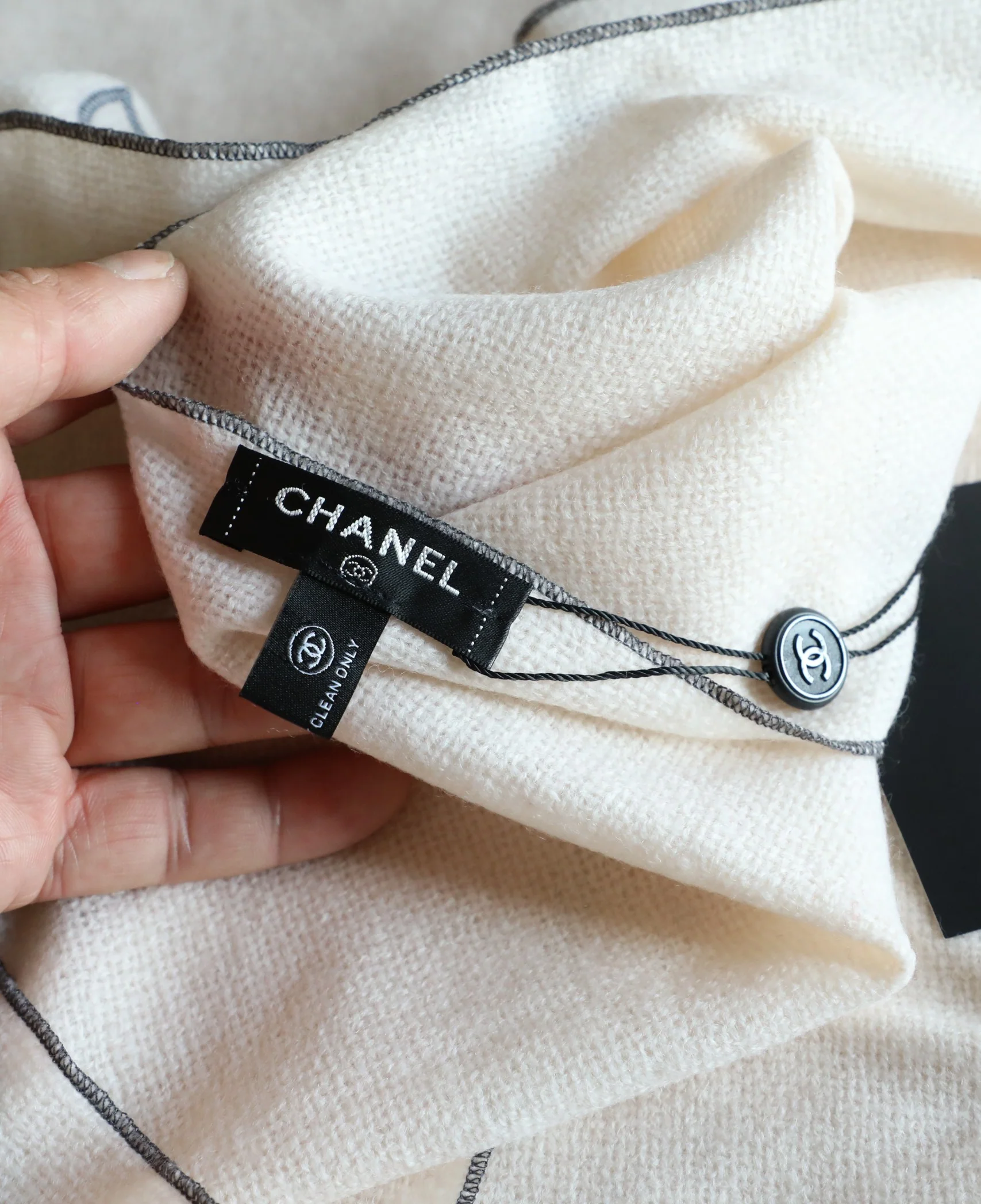 Шарф Chanel с контрастной каймой, 100-200 см, из овечьей шерсти, белый.