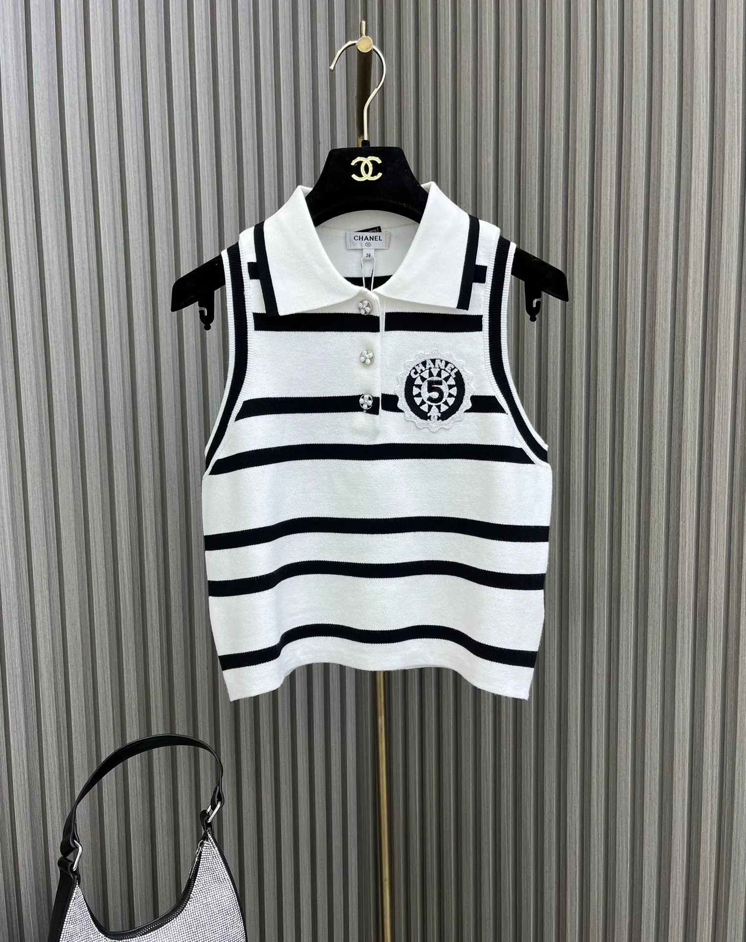 Chanel - 2404-24 Новинка: Вязаный жилет в полоску с воротником