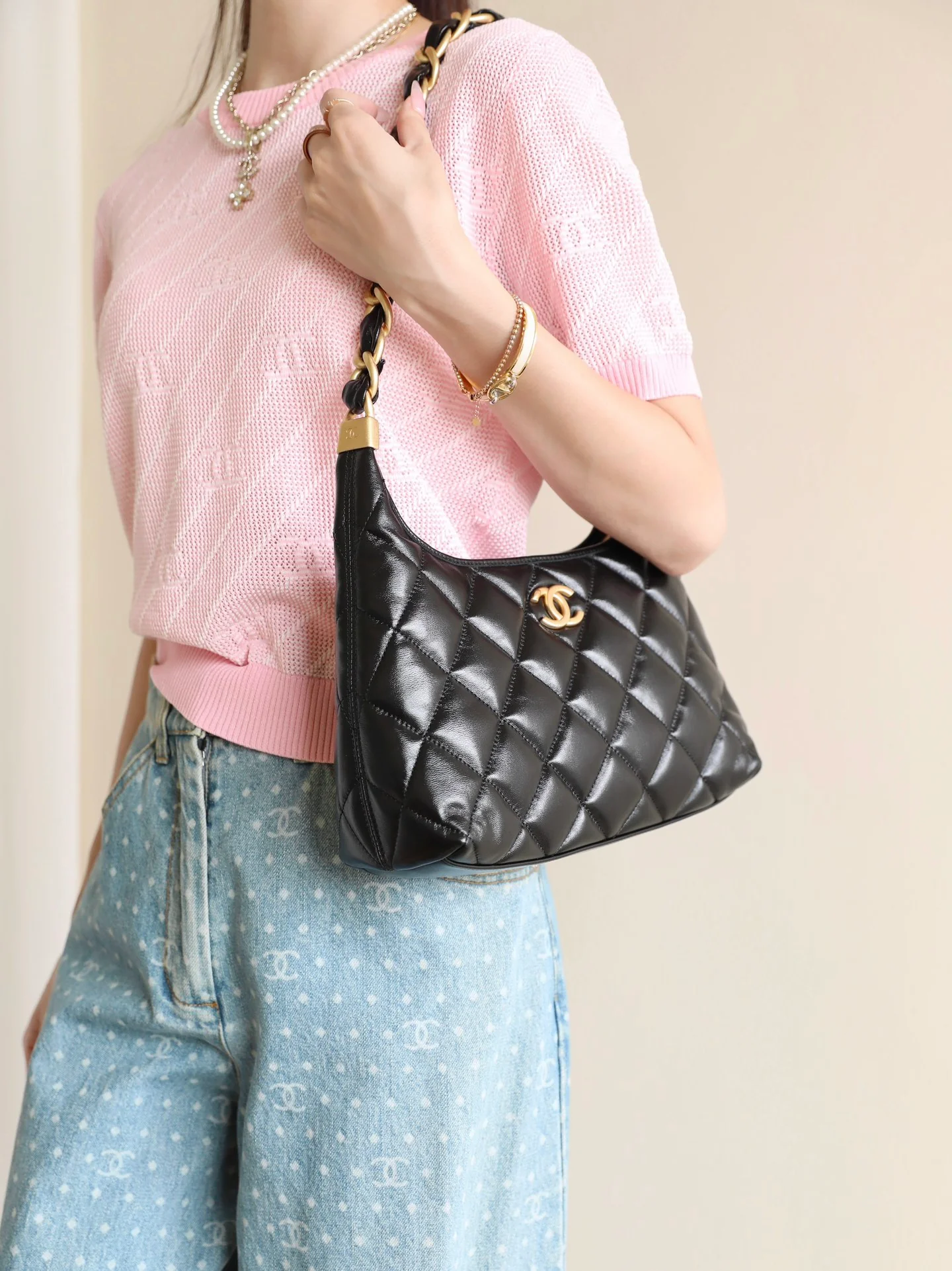 Chanel - Средняя сумка-хобо через плечо - Черная с золотой фурнитурой