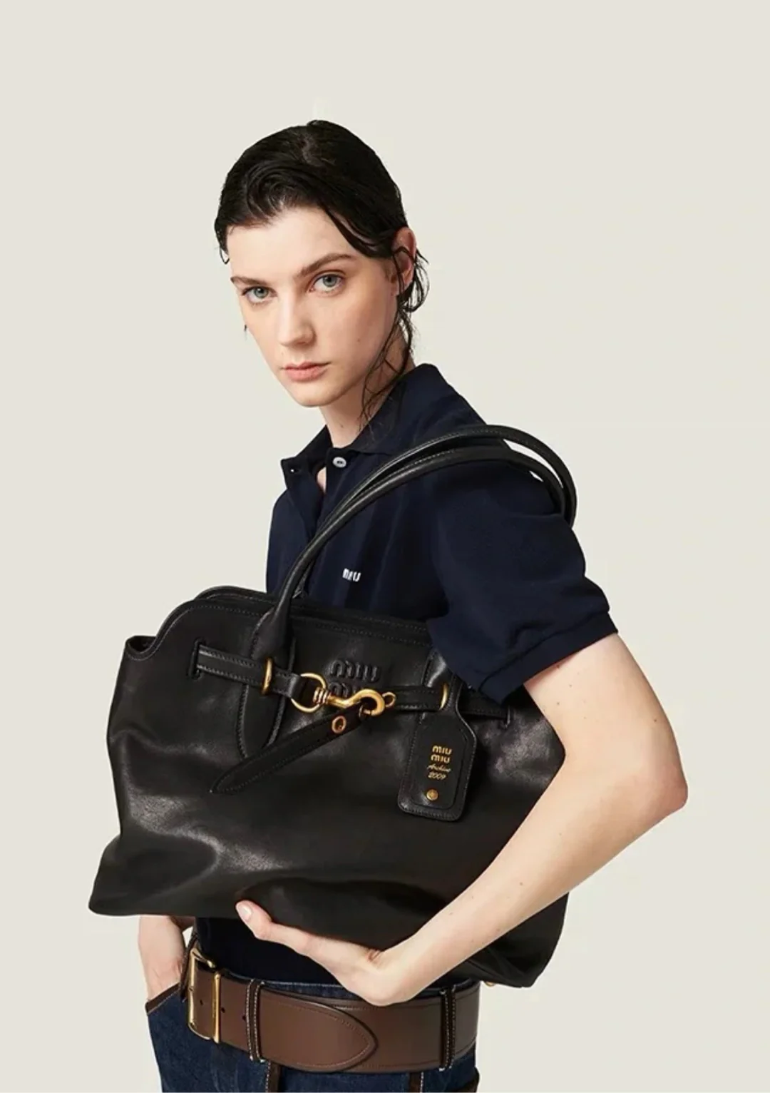 Сумка Miu Miu Aventure из кожи наппа, черная, средний размер.