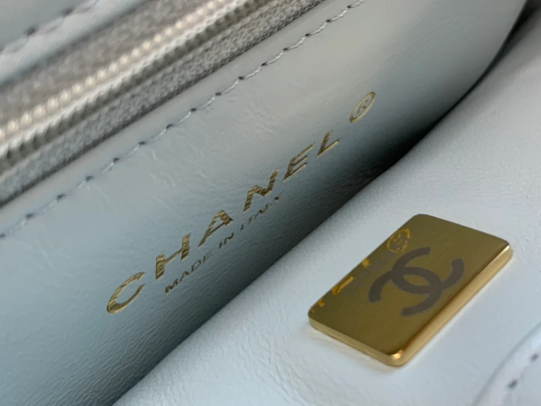 Новинка 2022 года от Chanel - квадратная сумка-клатч с эмалированной пуговицей - 21 см - 2