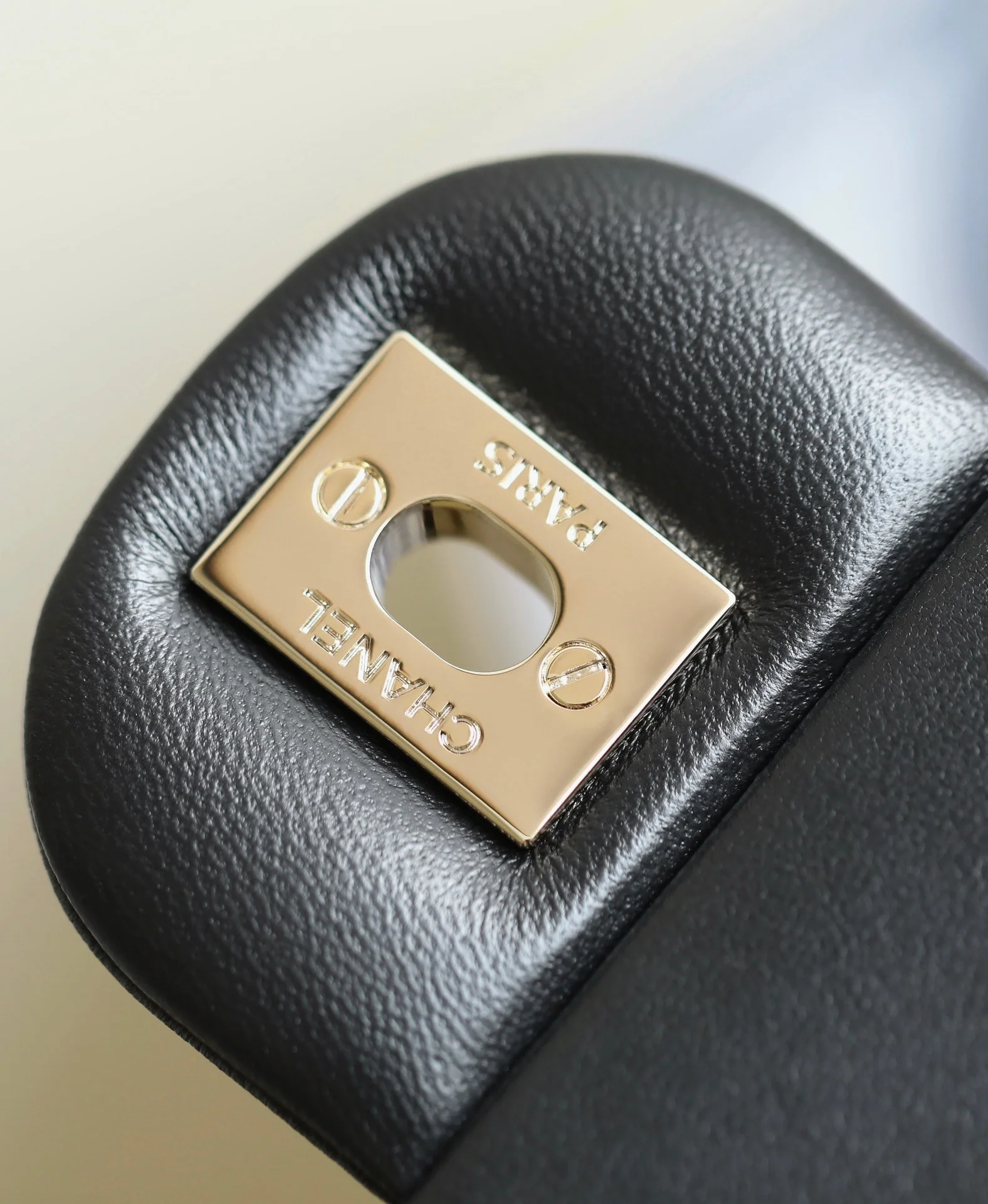 Chanel - Сумка с двойной С-образной ручкой и клапаном CF - Черная