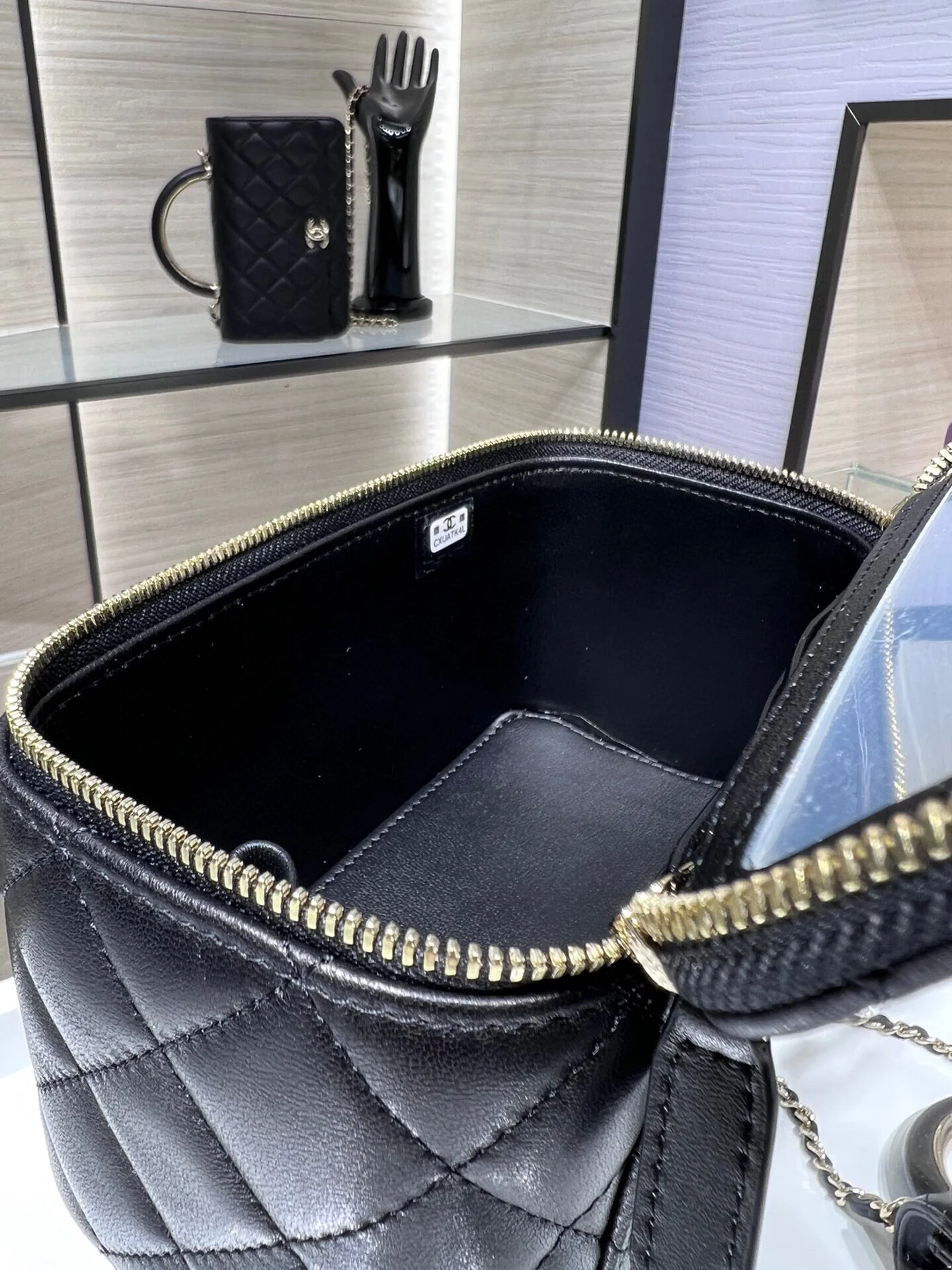 Сумочка для помады Chanel Métiers d'Art 2022 — квадратная, черная, из овечьей кожи.