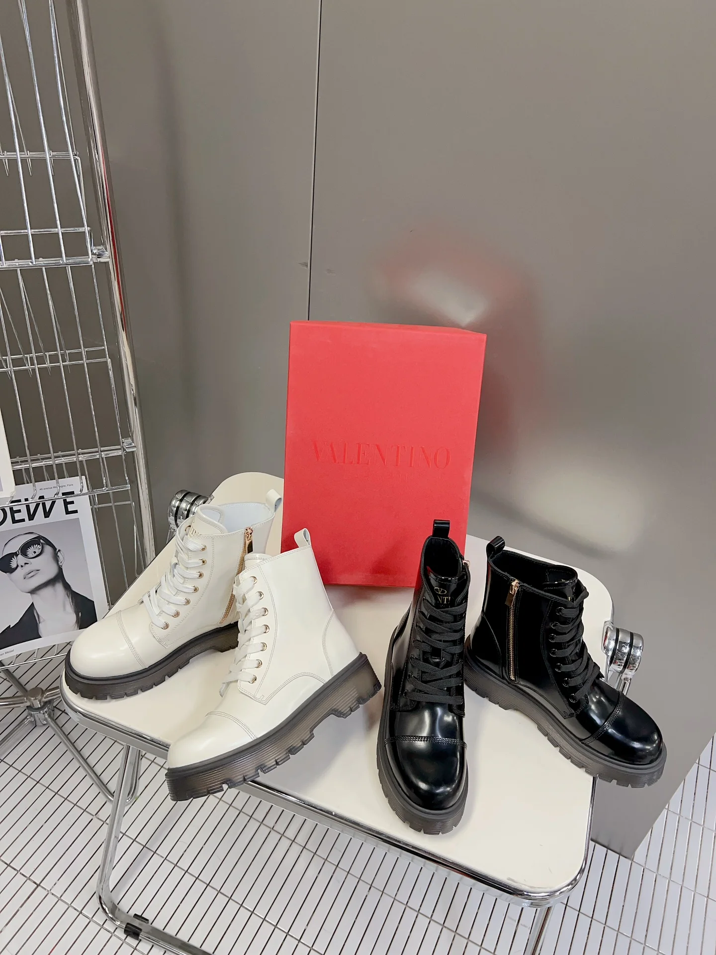 Коллекция Valentino осень/зима 2023, представленная на подиуме - Ботильоны на шнуровке - Черные