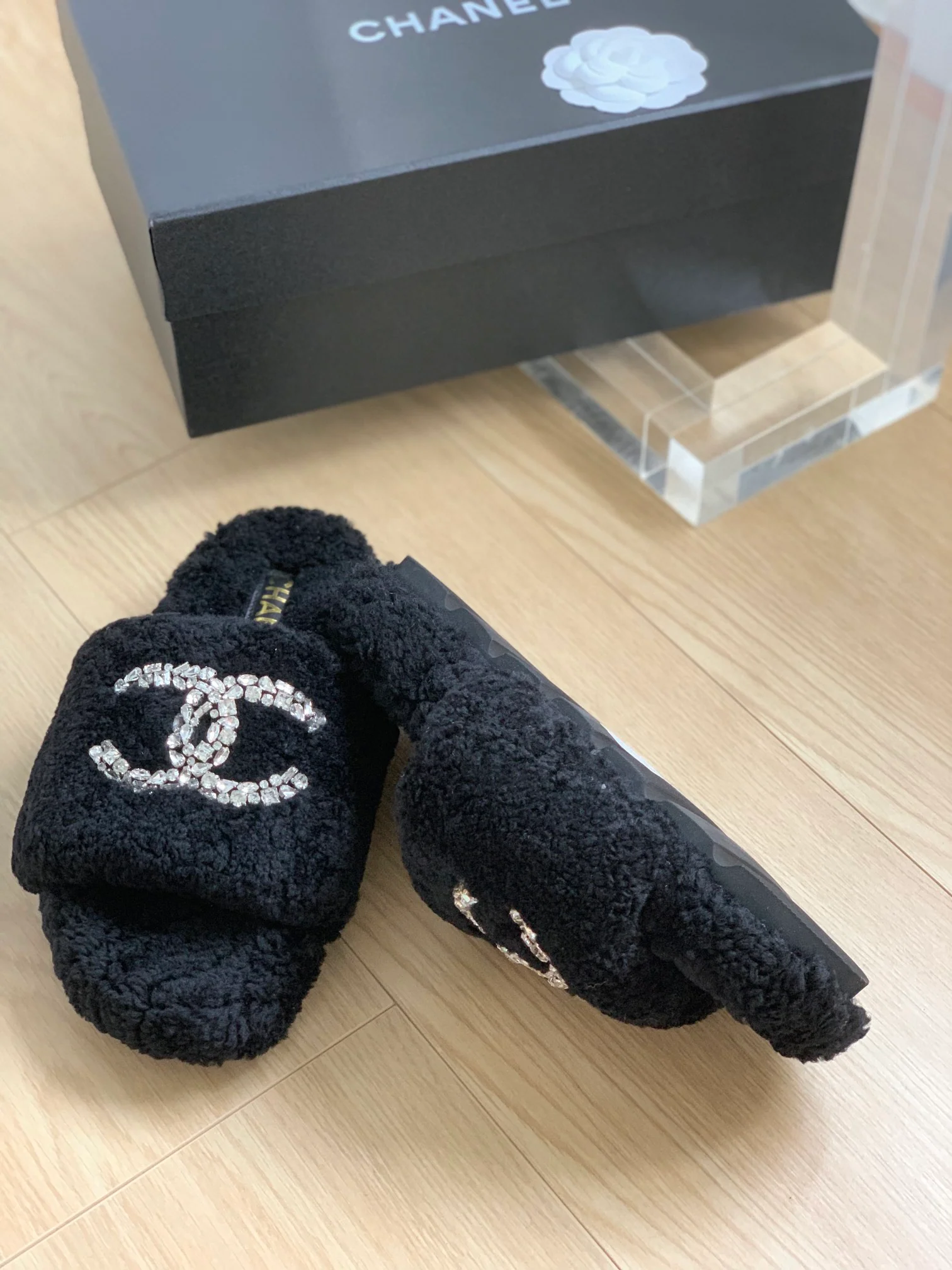 Новинка сезона осень/зима 2023 от Chanel - Домашние тапочки из овечьей шерсти с резиновой подошвой - Черные