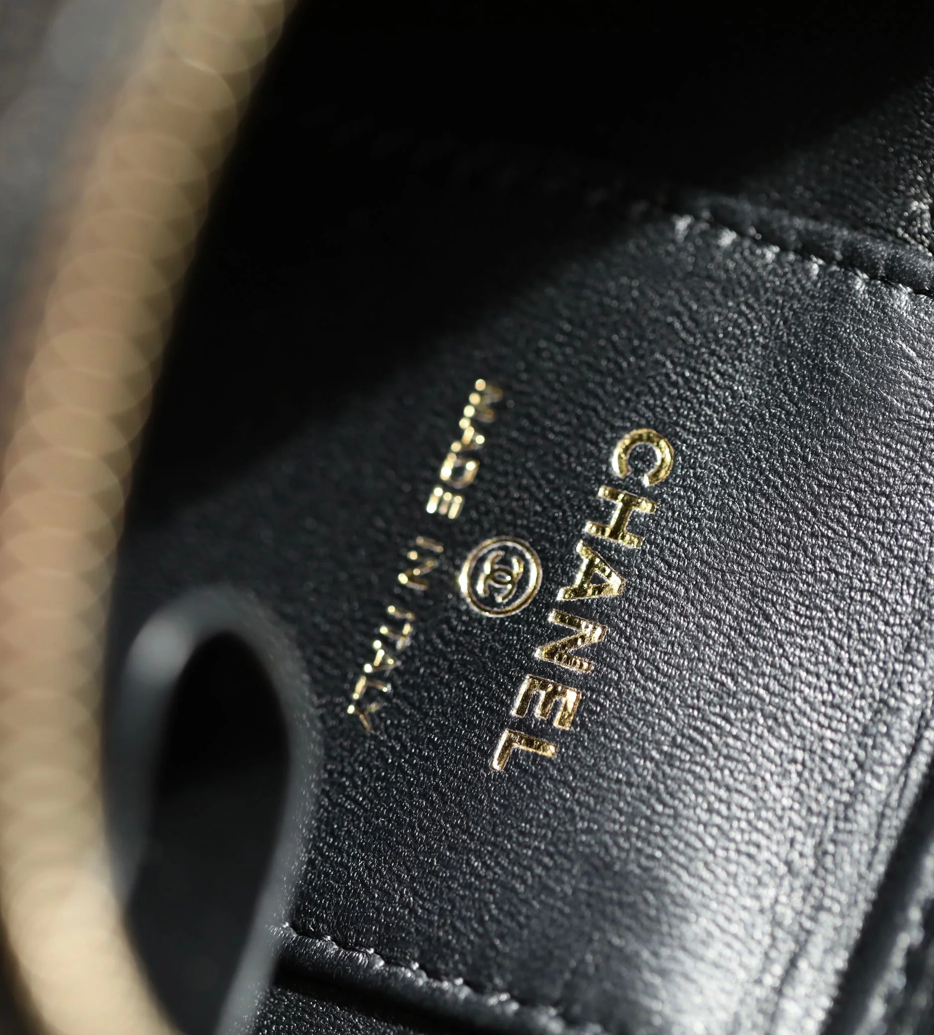 Chanel Весна/Лето 2023 - Маленькая сумка через плечо с цепочкой и регулируемой застежкой в ??форме сердца - Черная