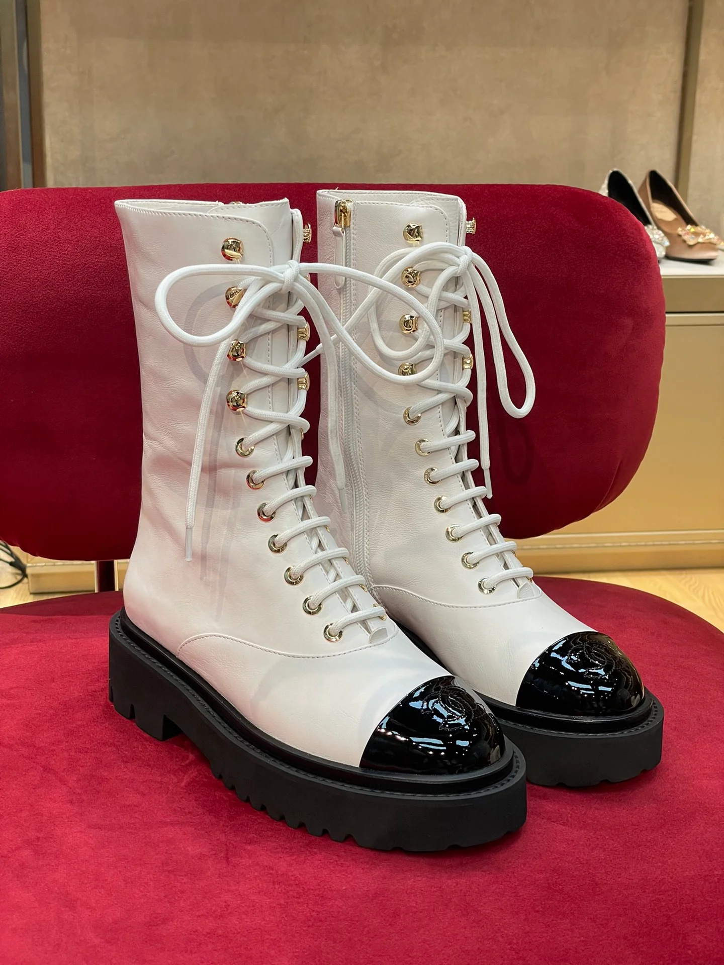 Новинка 2022 года от Chanel - Мотоциклетные ботинки с закругленным носком - Белые