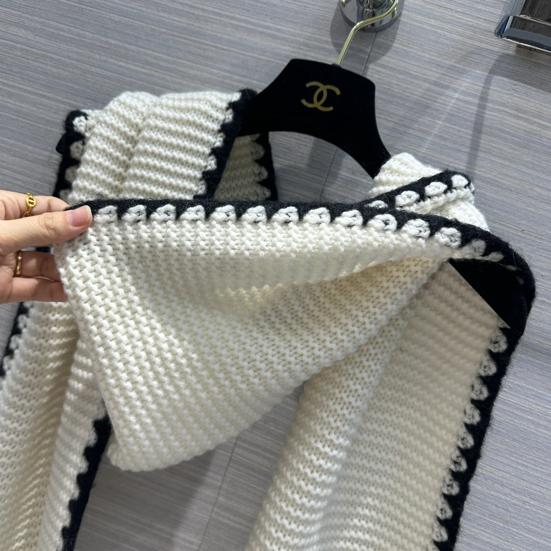 Новый шарф Chanel Double C с бахромой по краю, коллекция осень/зима 2023, белый.