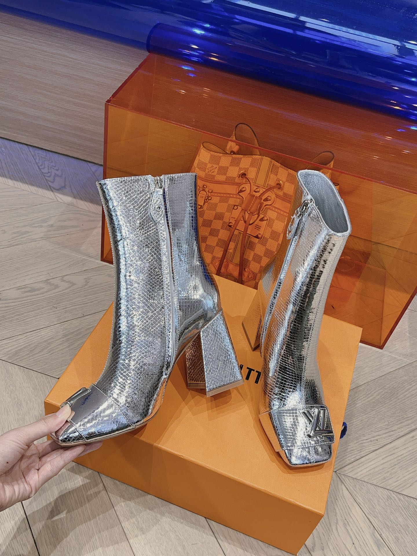 Новинка сезона осень/зима 2023 от LV - Ботильоны с подиума - Ботильоны на массивном высоком каблуке - Серебристые
