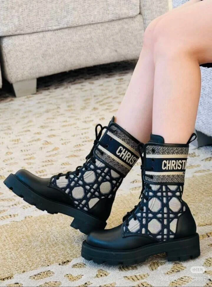 Ботинки Dior Dr. Martens средней высоты, модель 2024 года, цвет кофейно-коричневый.