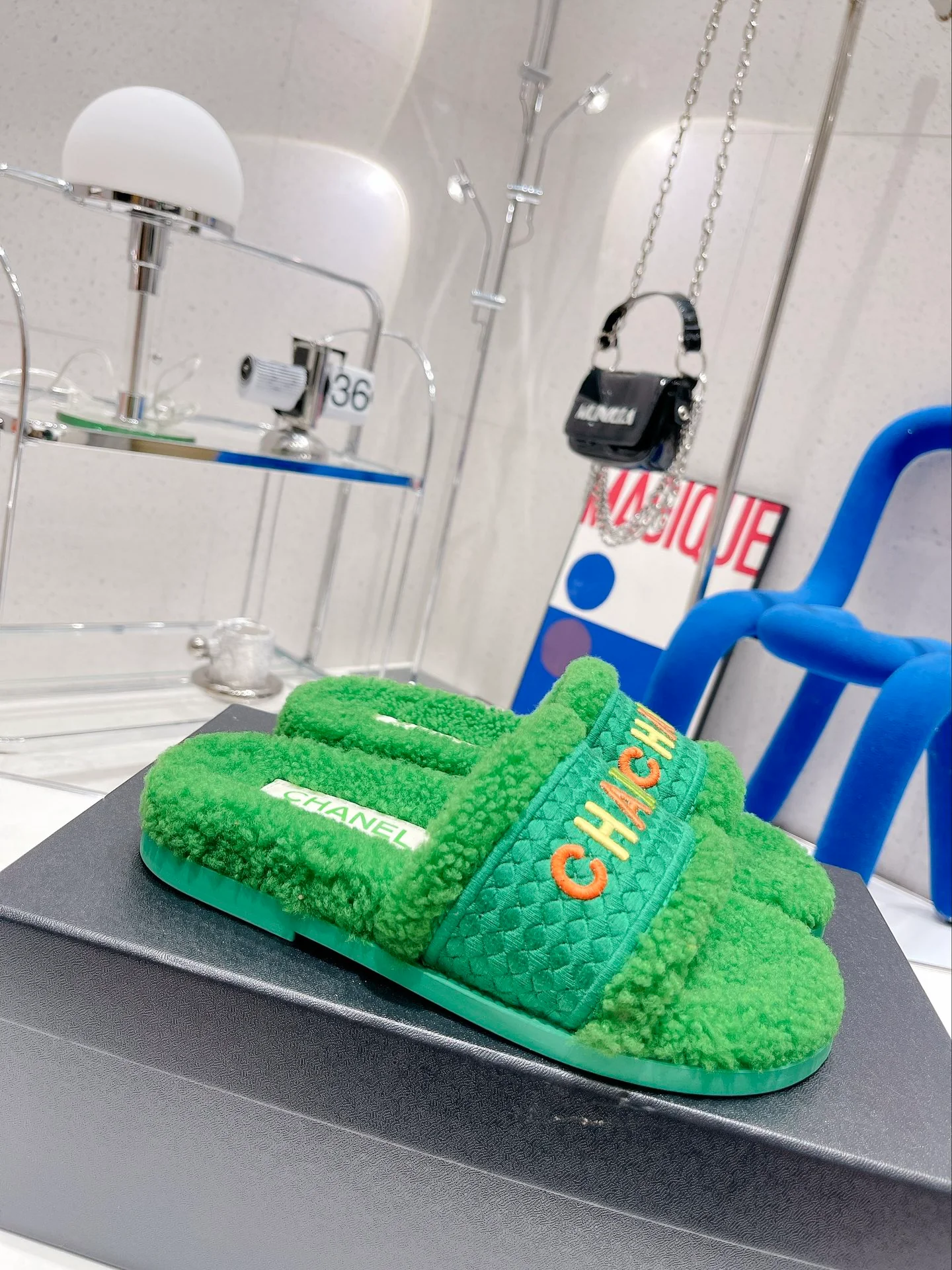 Chanel - Новые меховые тапочки с вышитыми буквами (модель 22) - Размеры 35-40-41-42 (изготовлены на заказ)