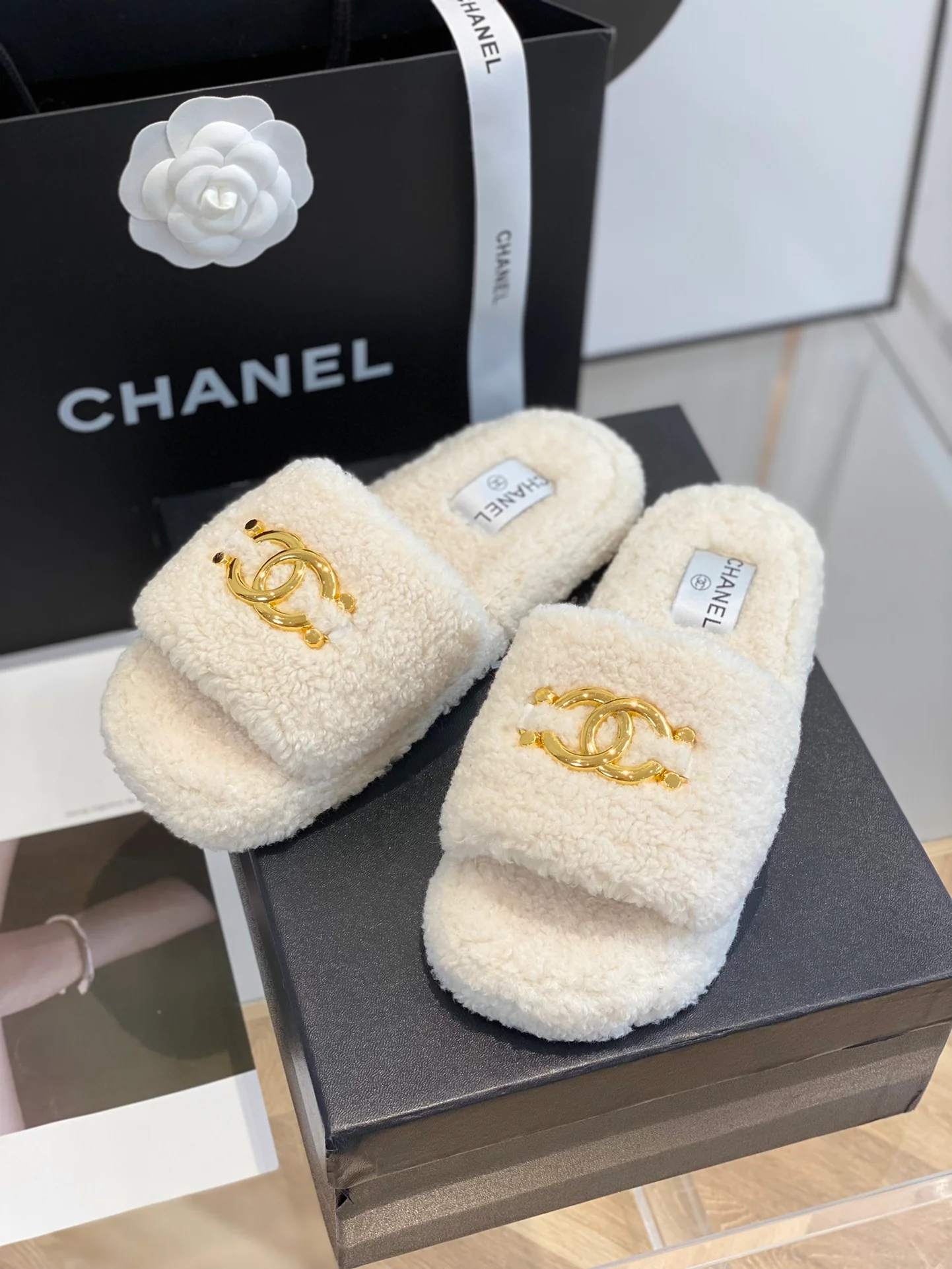 Новые модели шлепанцев Chanel 2022 года - синхронизация с официальным сайтом