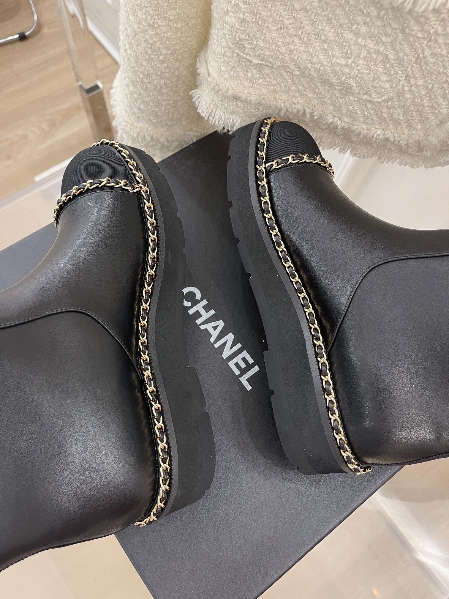 Коллекция Chanel ?Ранняя весна 2022? — Длинные сапоги с цепочкой по краю — Черные