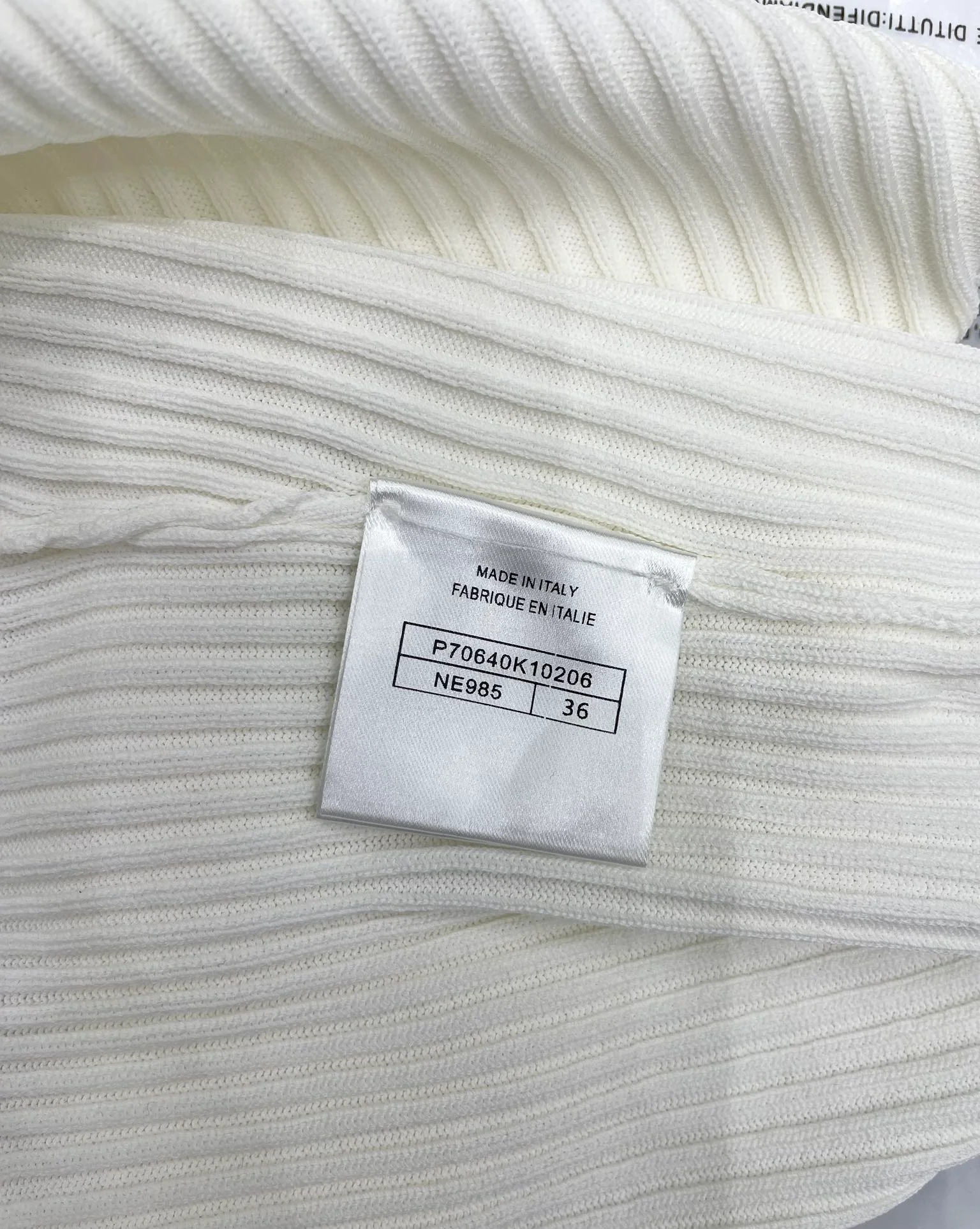 Chanel 2403-24 Летняя новинка: вязаная кофточка ручной работы с цепочкой, стильная и универсальная, белая.