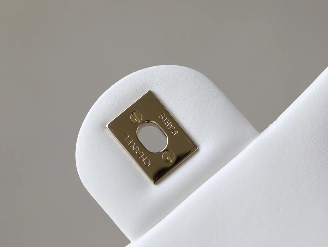 Новые поступления коллекции Chanel весна/лето 2023 - Футбольная коллекция - Сумка CF - Белая