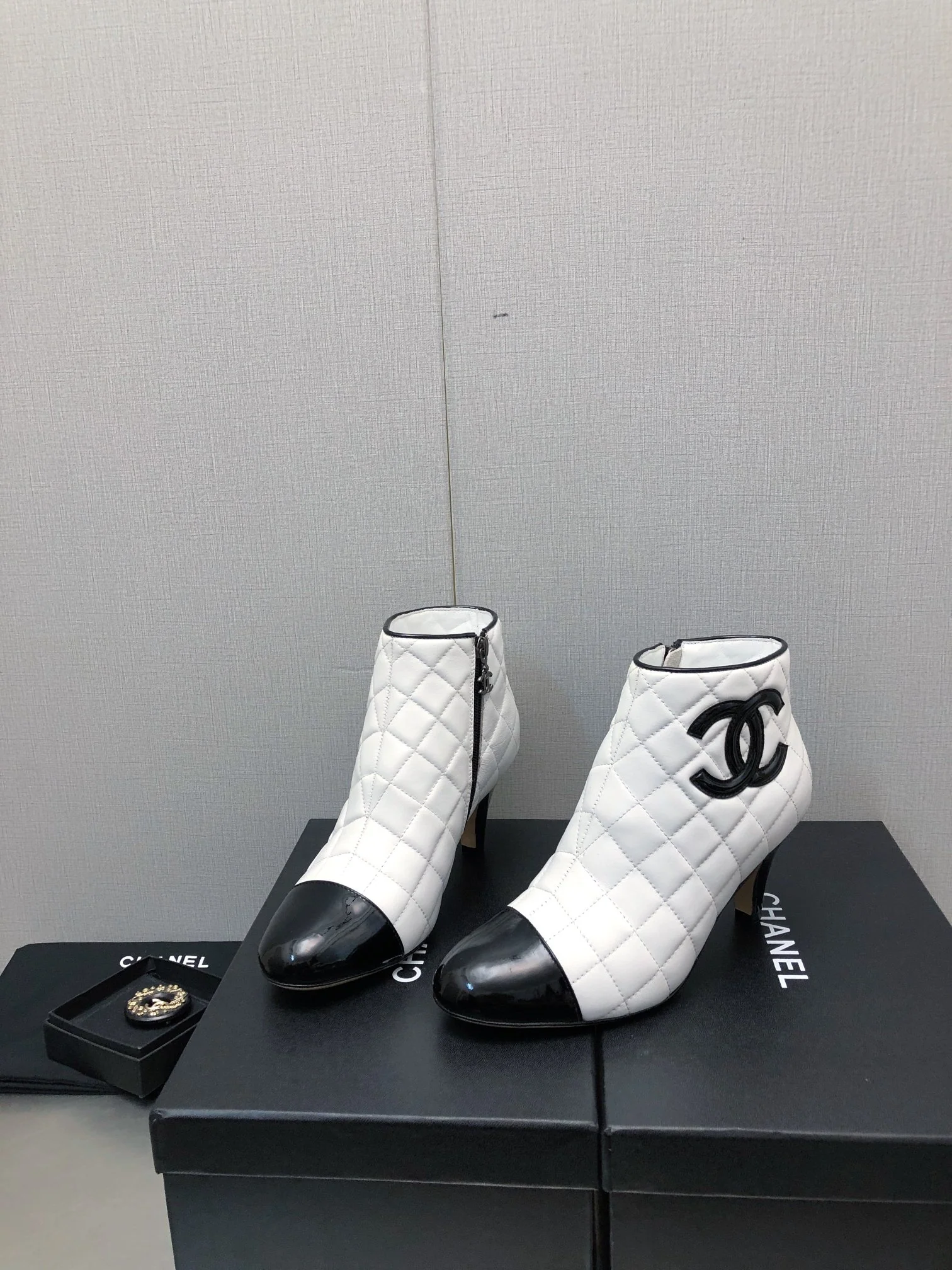 Новинка сезона осень/зима 2023 от Chanel - Ботильоны на массивном каблуке с круглым носком - 7 см - Белые