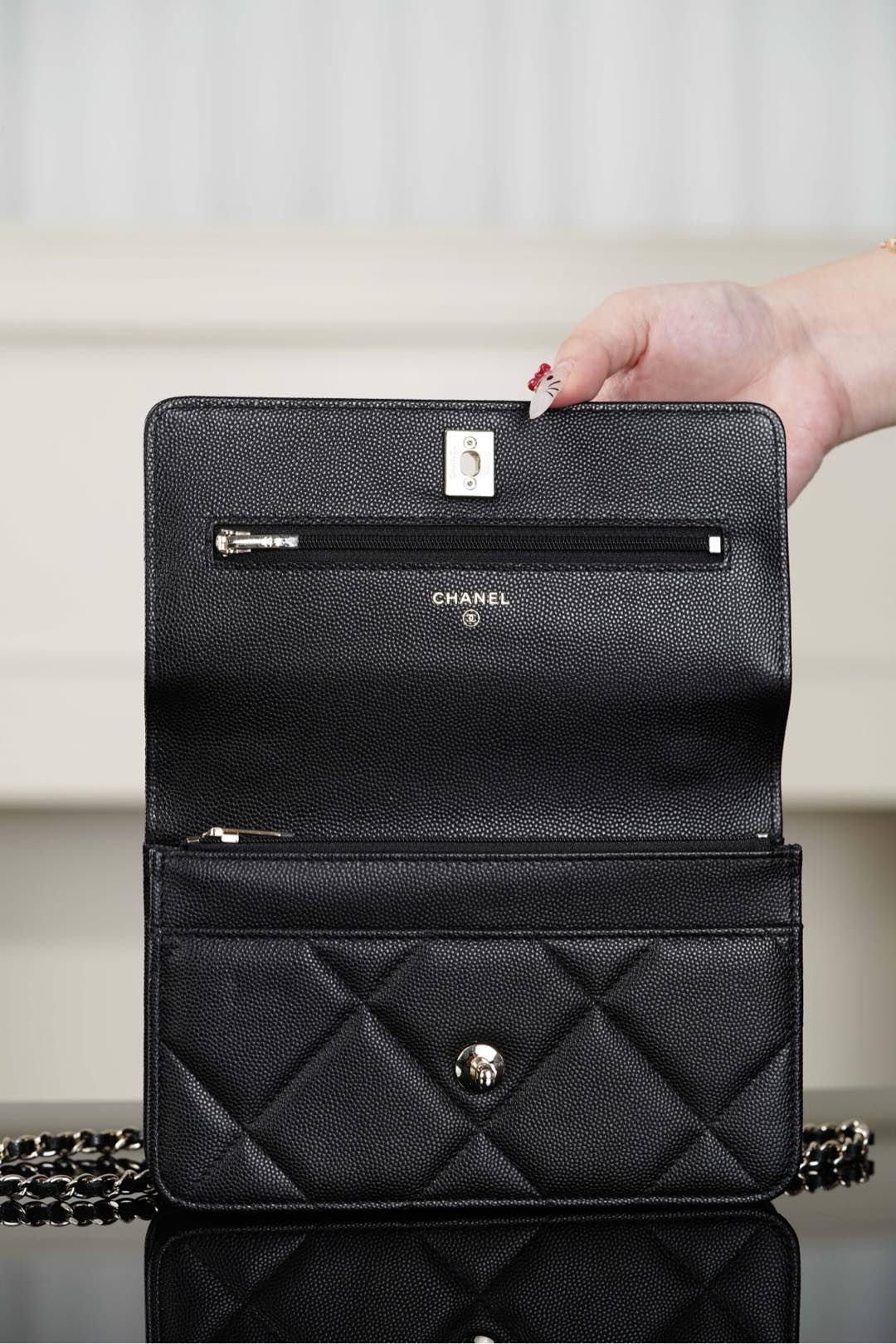 Ручка сумки Chanel из 25-каратного золота с ромбовидным узором, черная сумка-корзина с золотой фурнитурой.