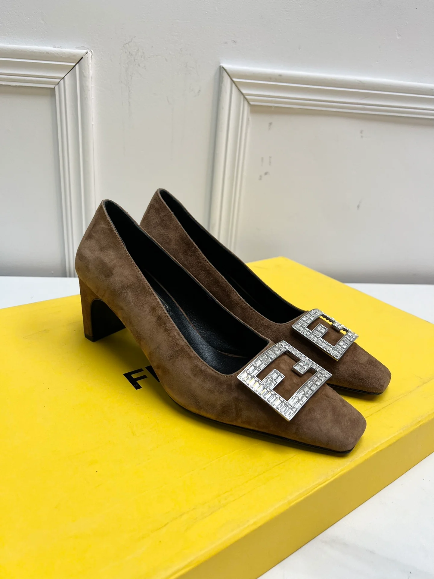 Туфли Fendi на среднем каблуке с квадратным носком и пряжкой, украшенные стразами - коричневые