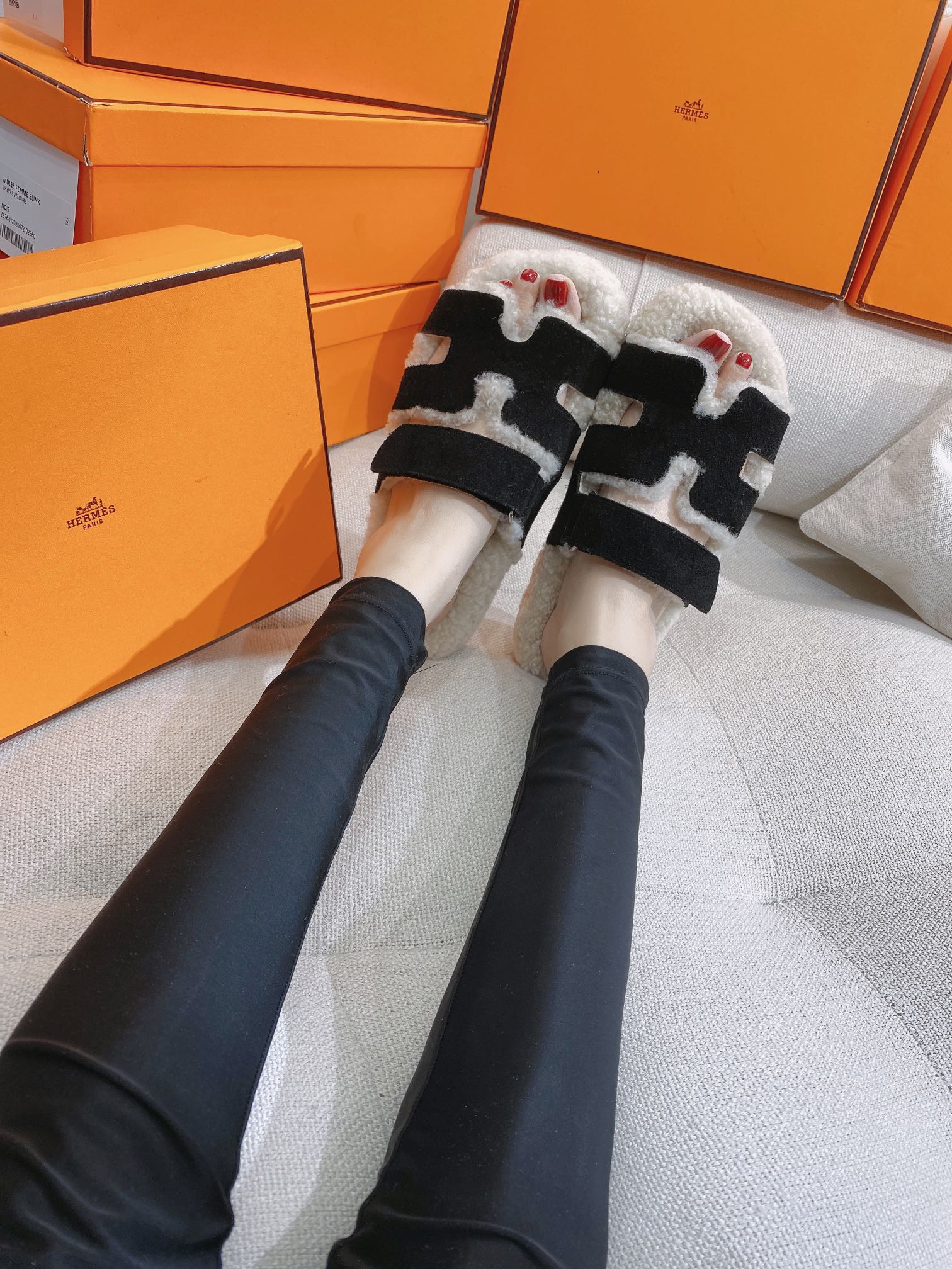 Новинка сезона осень/зима 2022 от Hermes - Домашние тапочки из овечьей шерсти и кожи в стиле пэчворк - Черные - 1 шт.