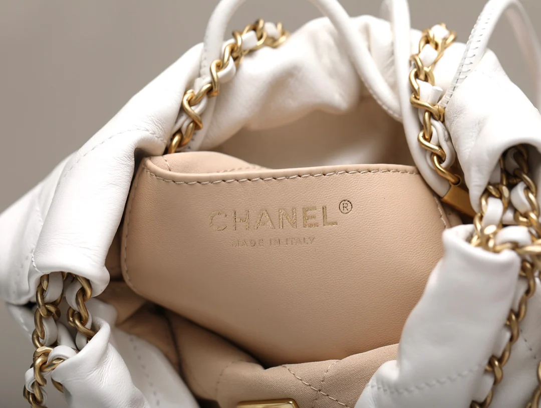 Новинка сезона весна/лето 2023 от Chanel - сумка 22 - мини - белое золото