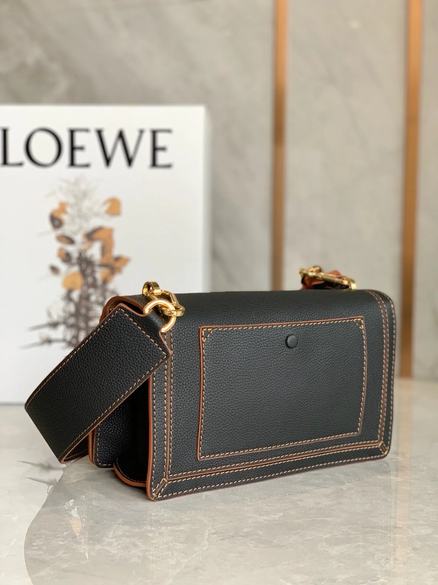 Треугольная сумка Loewe - мягкая зернистая телячья кожа - 1 шт.