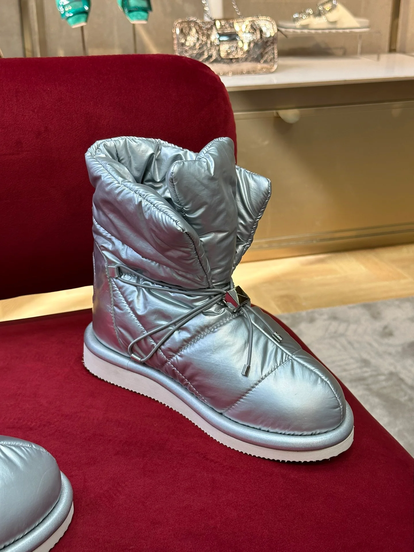 Новинка сезона осень/зима 2022 от Valentino - водонепроницаемые пуховые сапоги.