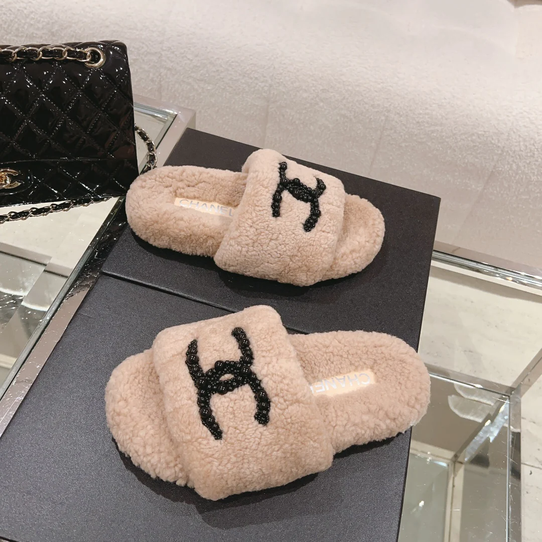 Новинка сезона осень/зима 2023 от Chanel - Меховые тапочки - Светло-коричневые