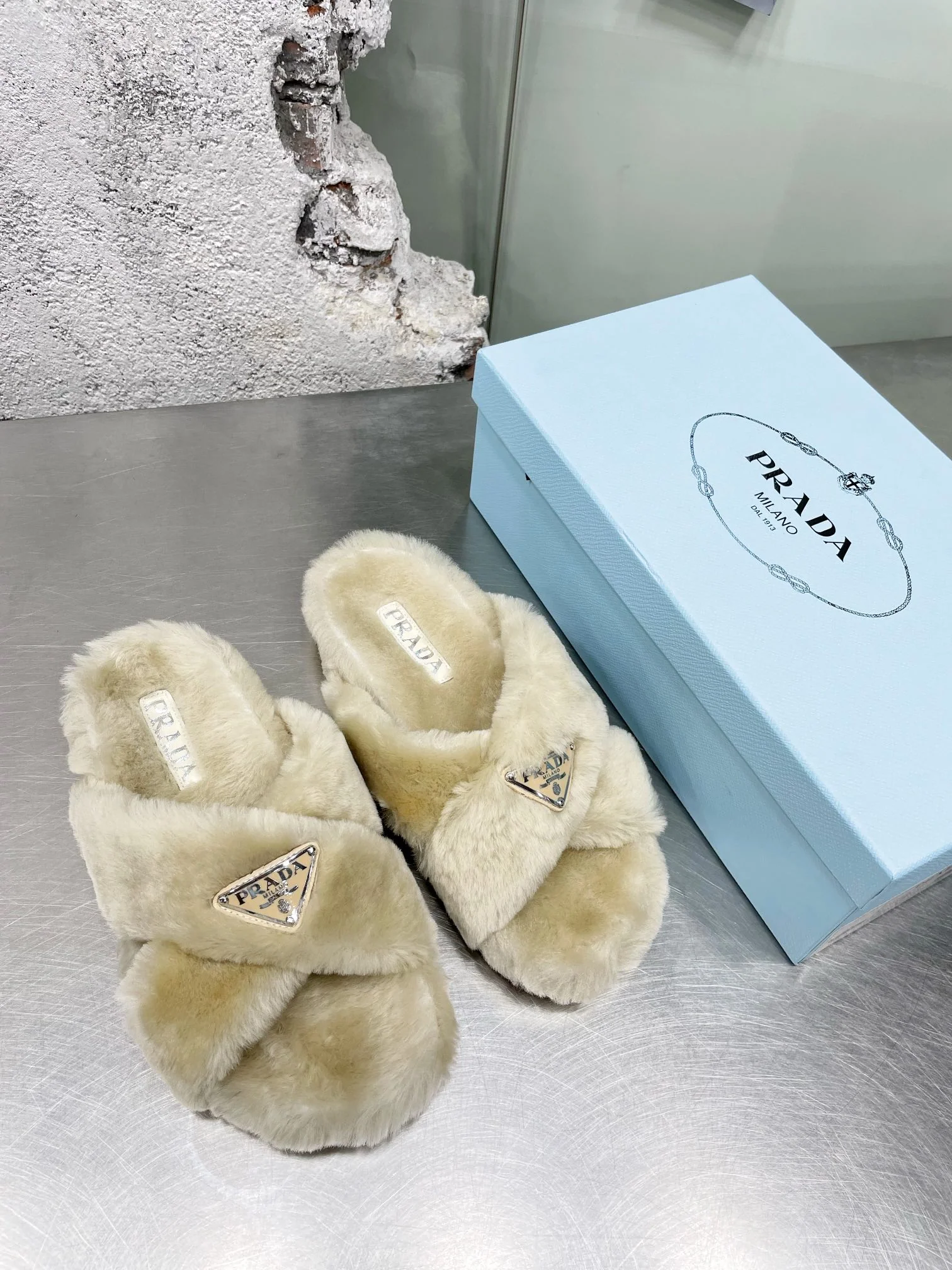 Новинка сезона осень/зима 2022 от Prada — меховые тапочки — в стиле знаменитостей