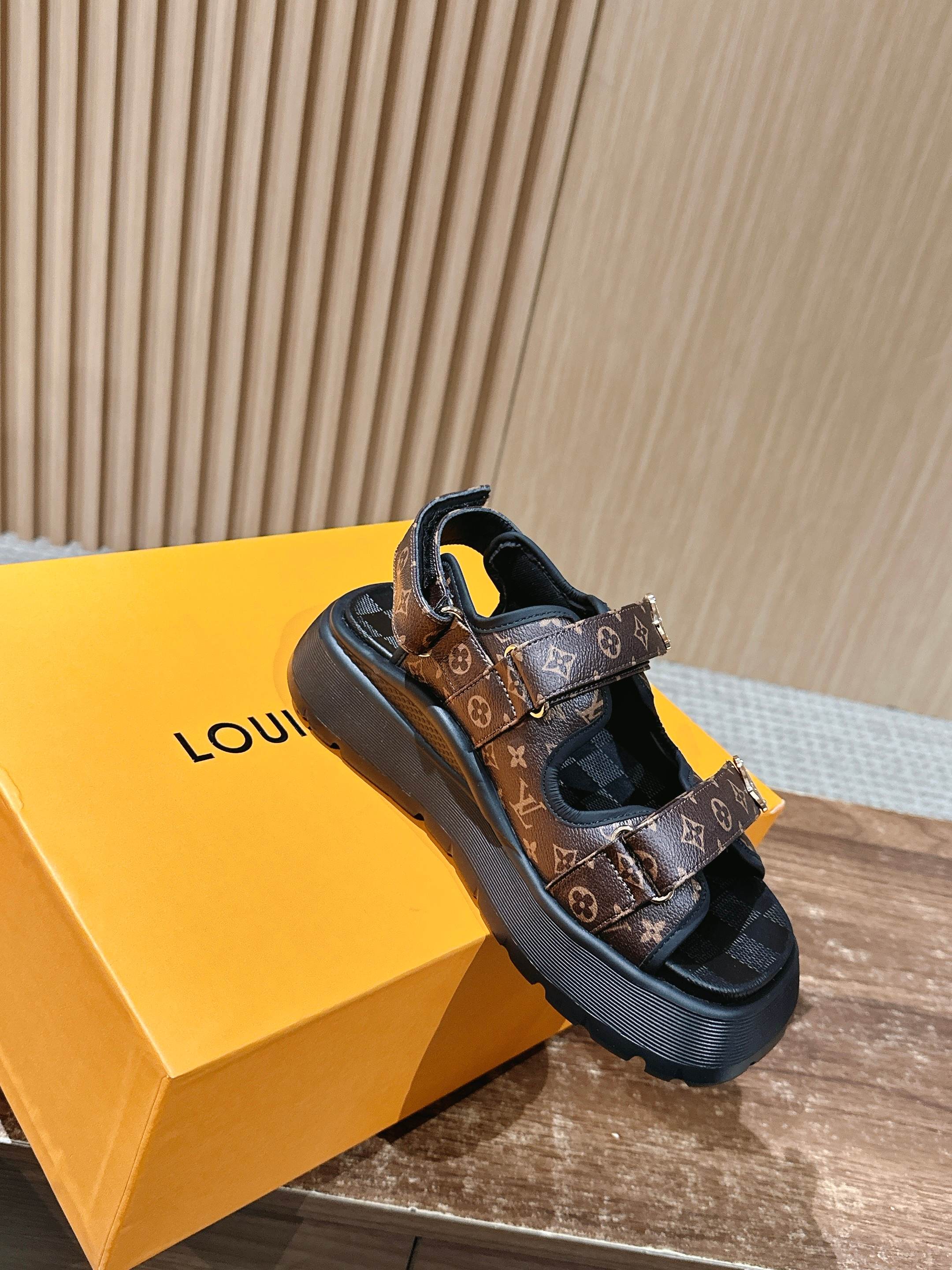 Новая коллекция LV ?Ранняя весна 2025? — замшевые сандалии из кожи с монограммой.