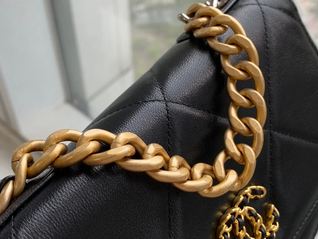 Chanel - Коллекция 19 WOC - Черный с золотой пряжкой