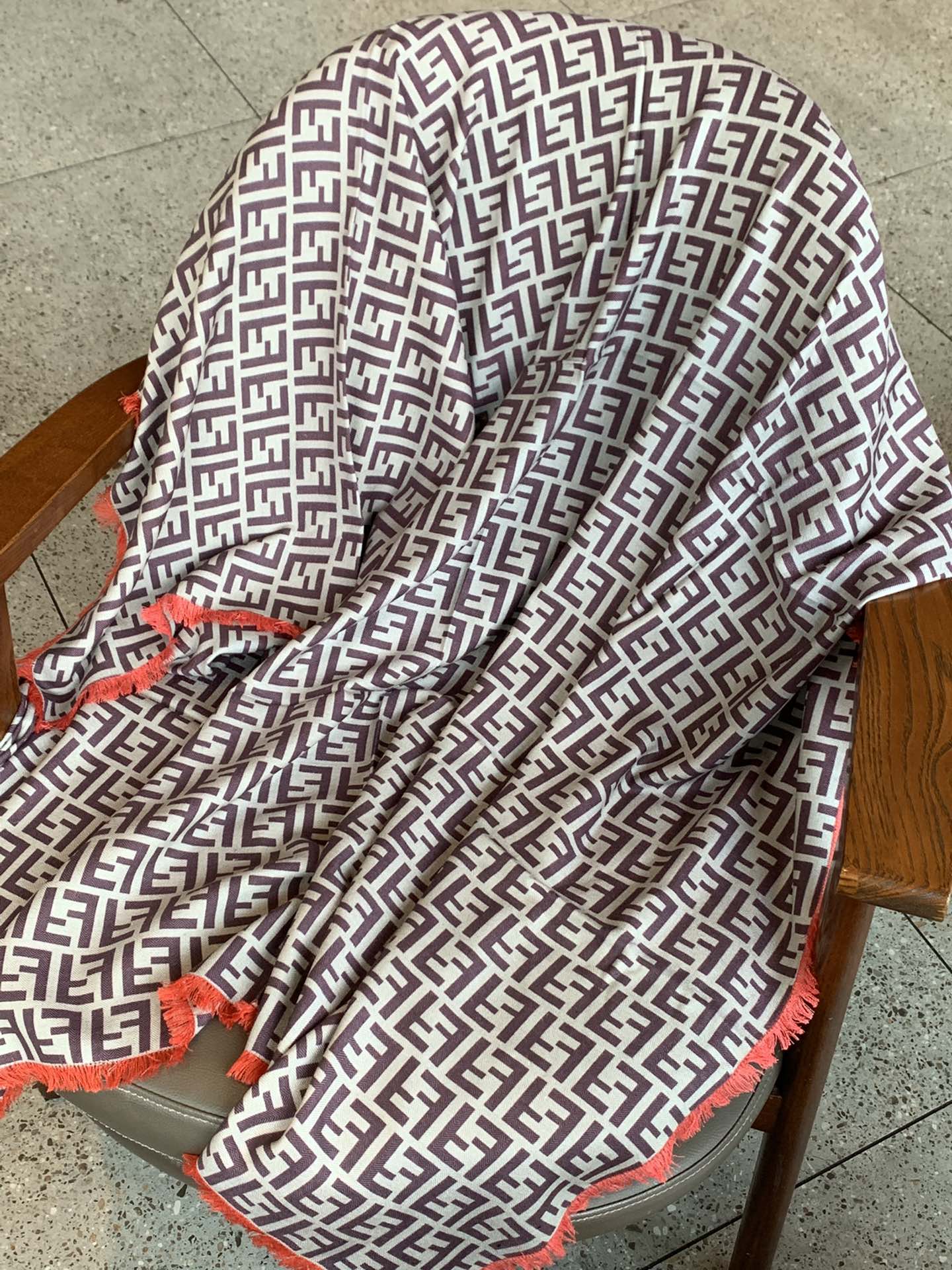 Двусторонний бархатный шарф Fendi с монохромным принтом - 140 см - Высококачественный двусторонний принт, натуральный материал - 1 шт.