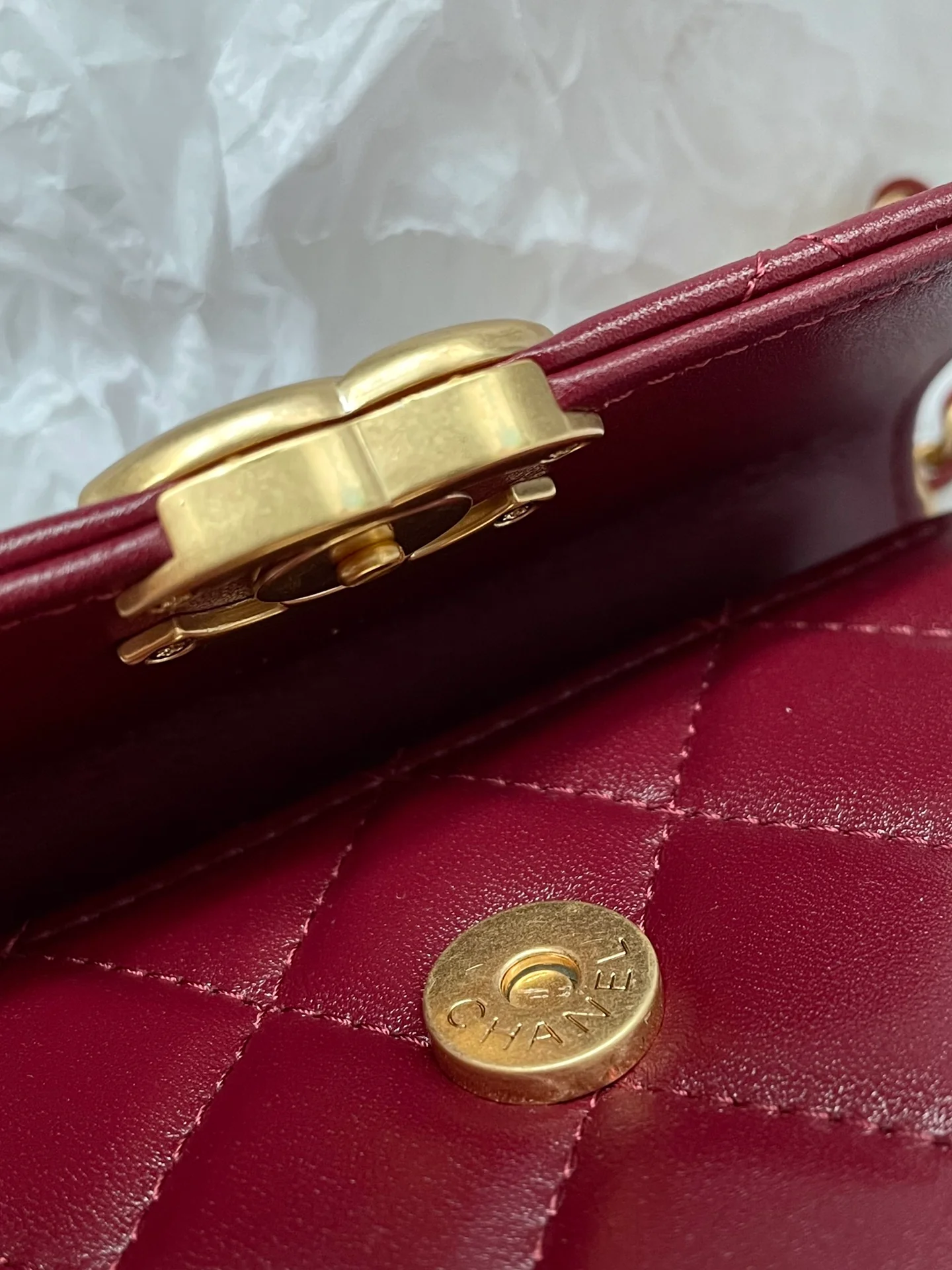 Держатель для карт Chanel с двойной золотой цепочкой и шариками, отделанный бордовой кожей.