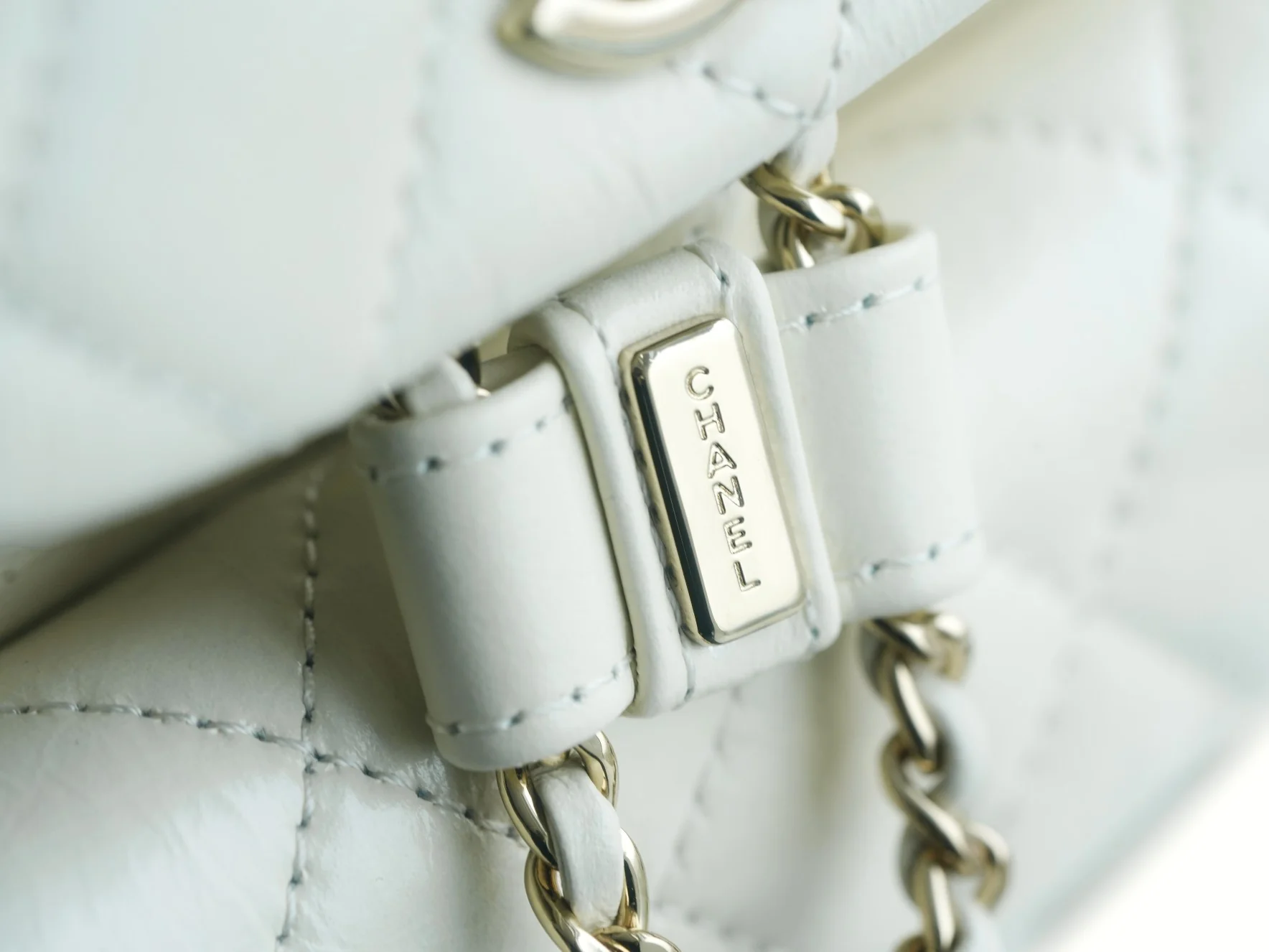 Рюкзак Chanel — белый, из вощеной кожи.