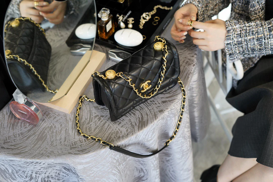 Булочка из тофу с монетой от Chanel