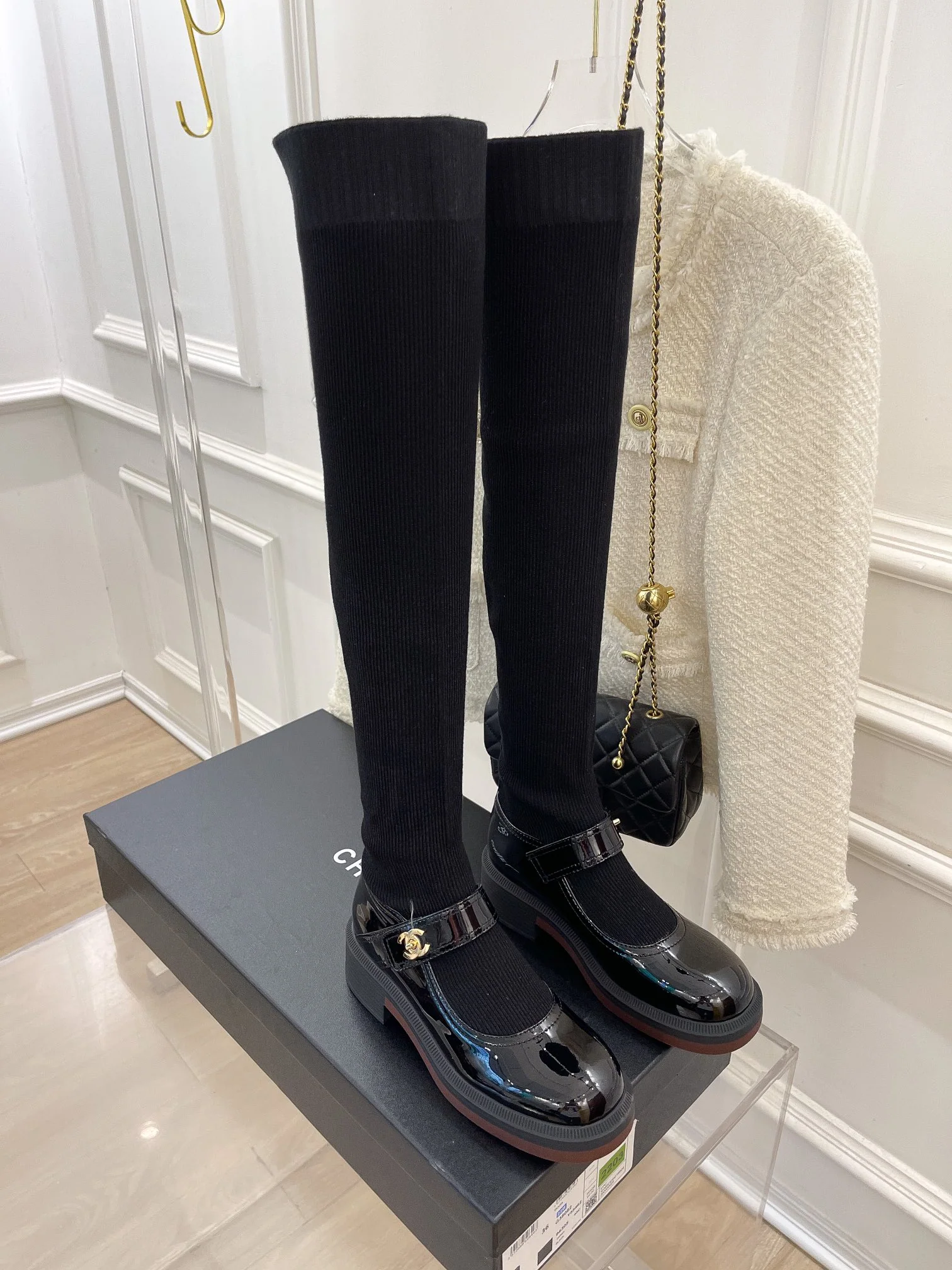 Новинки осенне-зимней коллекции Chanel 2023 — Ботильоны-носки — Кожаные туфли-носки