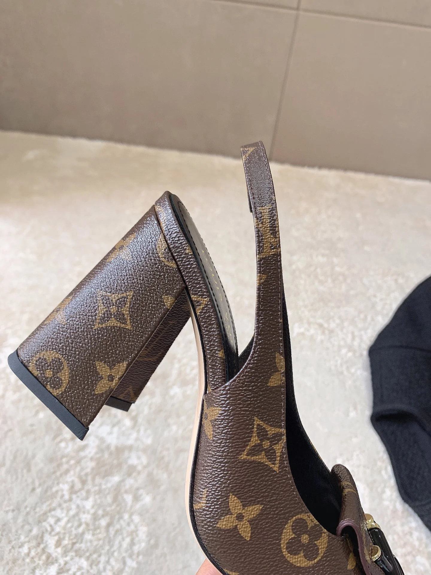 Новинка сезона весна/лето 2023 от LV - Туфли на высоком каблуке с закрытым носком - Черный монограммный узор