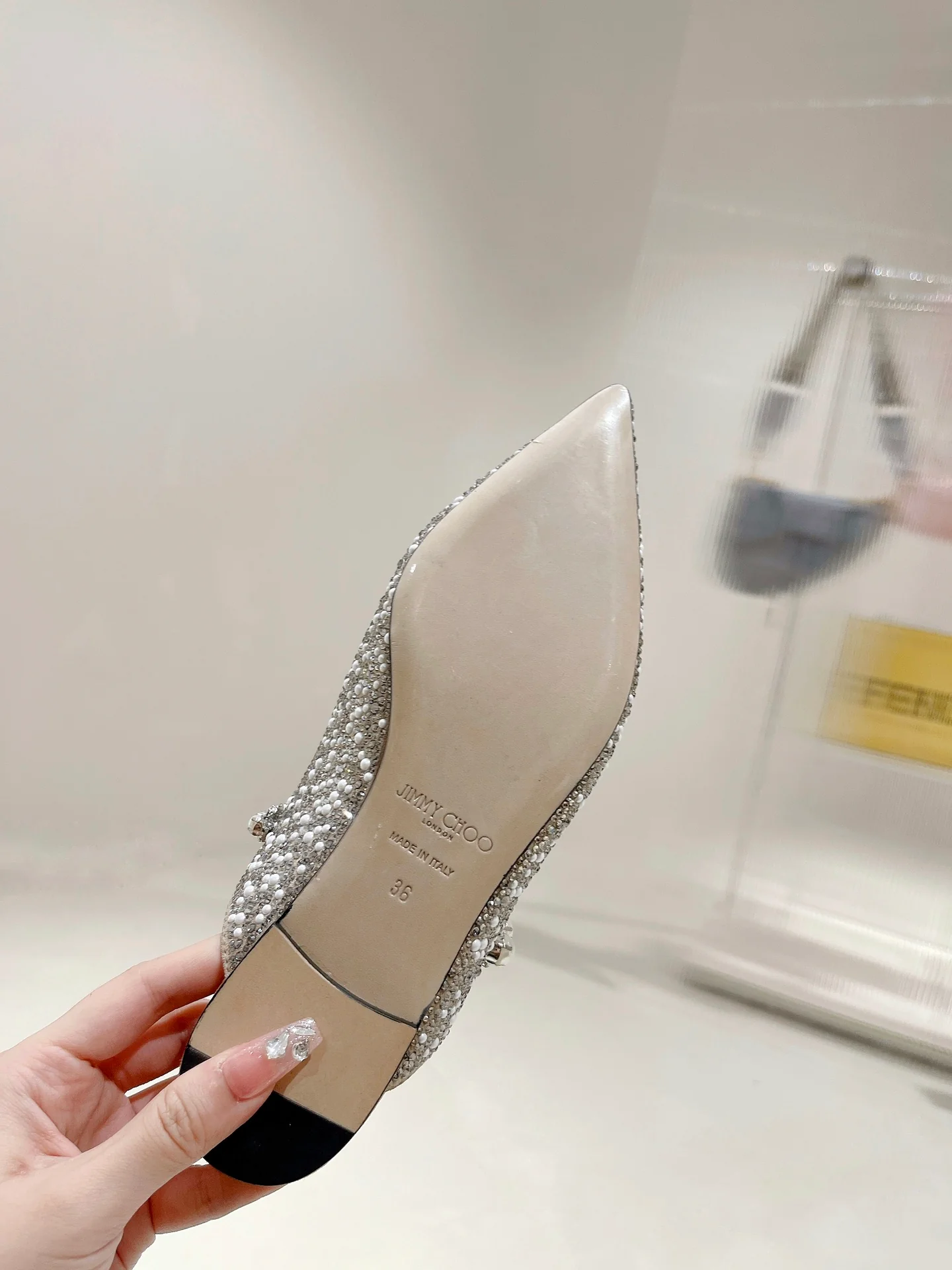 Сандалии-балетки Jimmy с острым носком и жемчужным блеском - серебристые