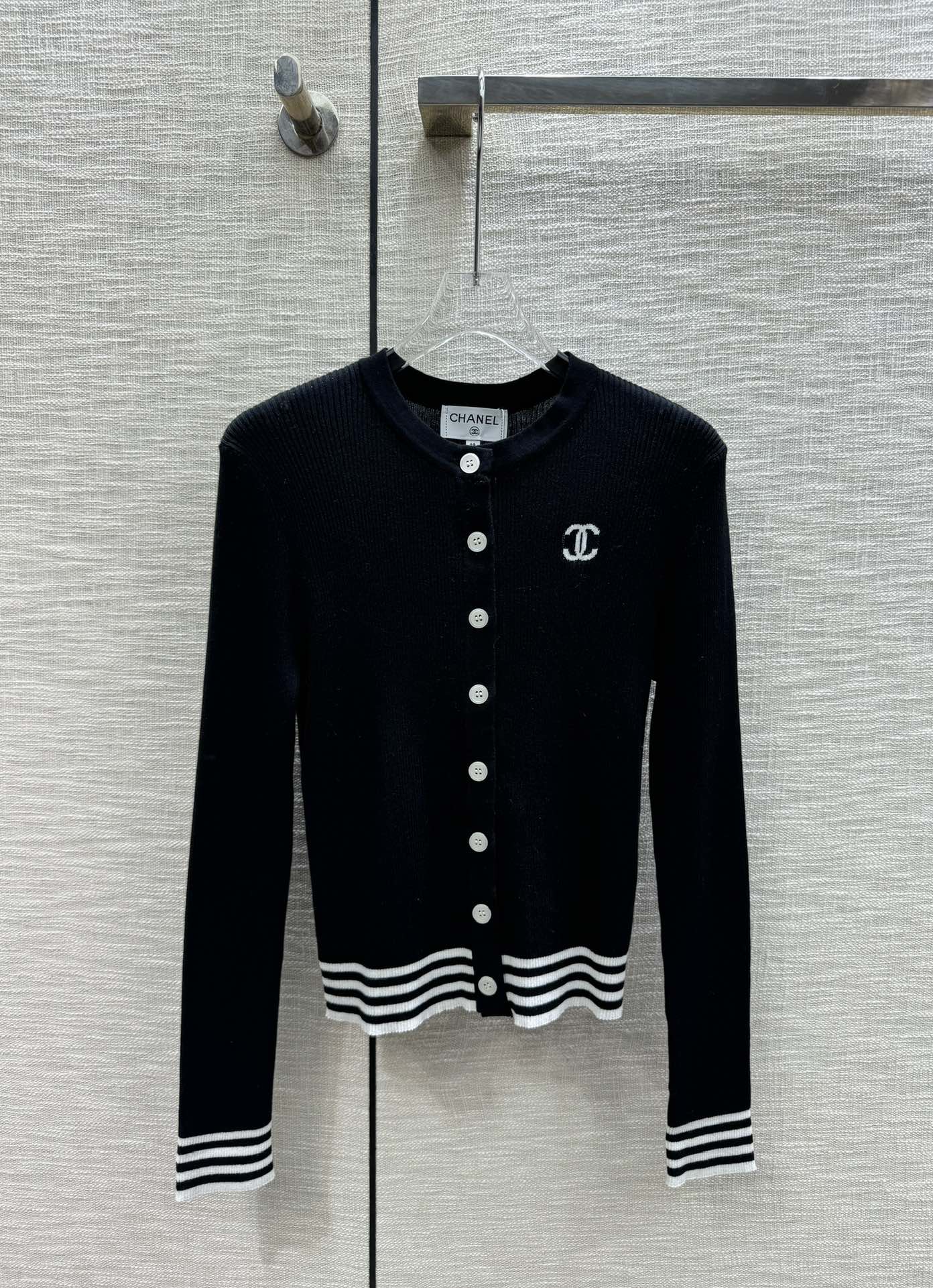 Кардиган Chanel 2403 с цветными блоками и логотипом, вязаный, с круглым вырезом - черный.