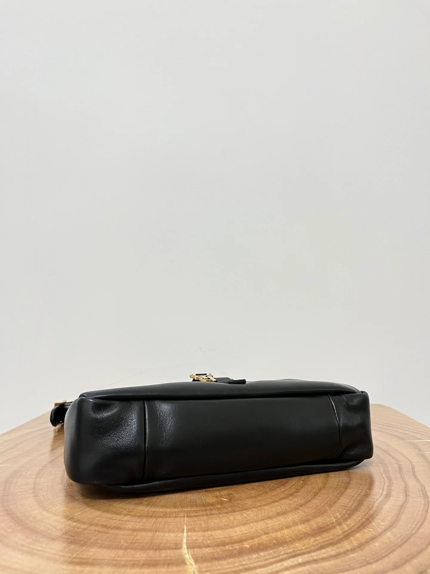 Сумка-хобо YSL Le A 7 — черно-золотая