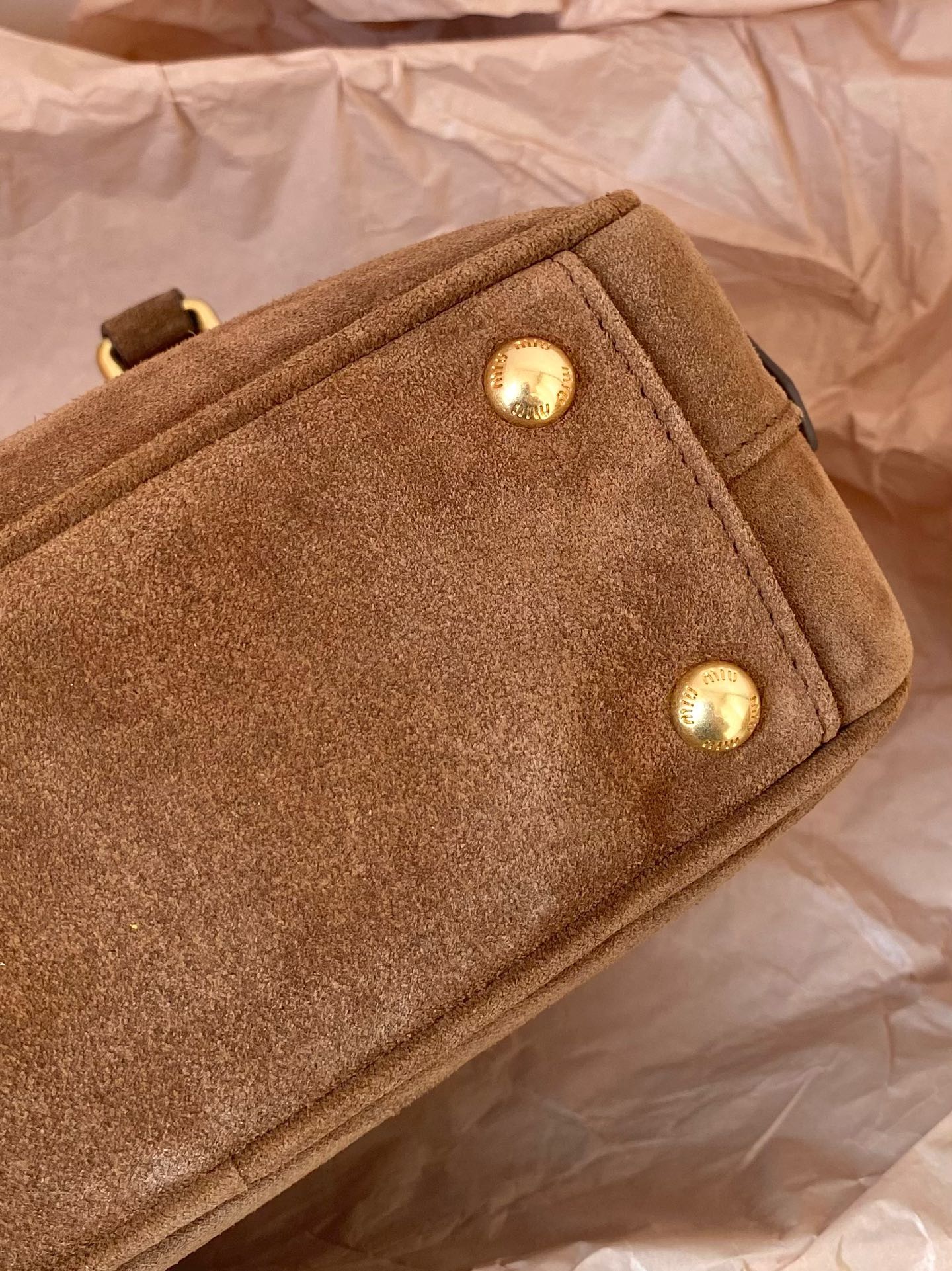 Сумка для боулинга Miu Miu из замши, маленькая, коричневая.