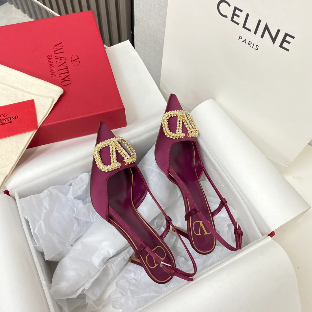 Valentino - Новейшая коллекция бутика - Сандалии и туфли на каблуке с V-образными замшевыми вставками - 1