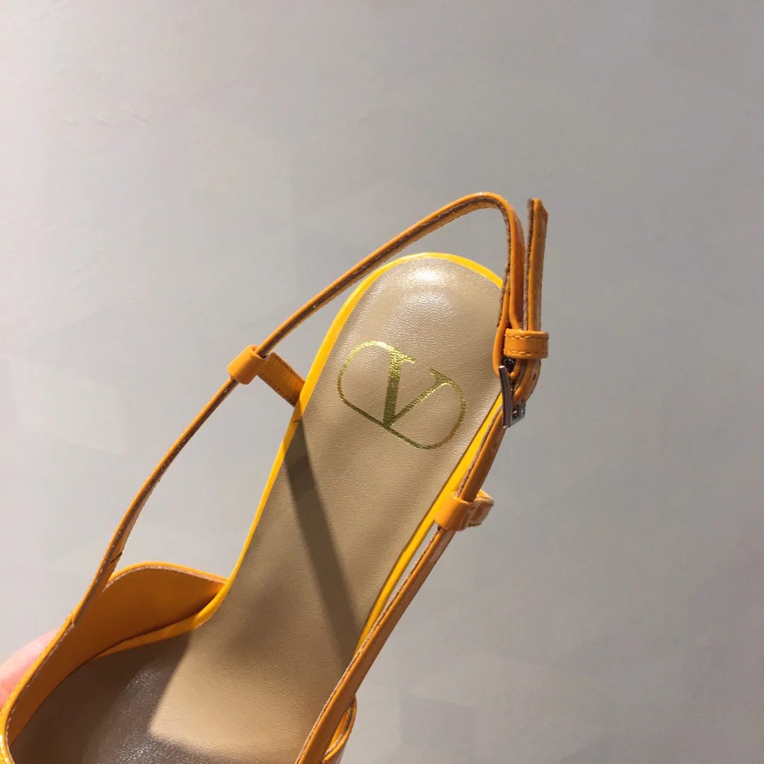 Лакированные сандалии Valentino с острым носком, оранжевые.